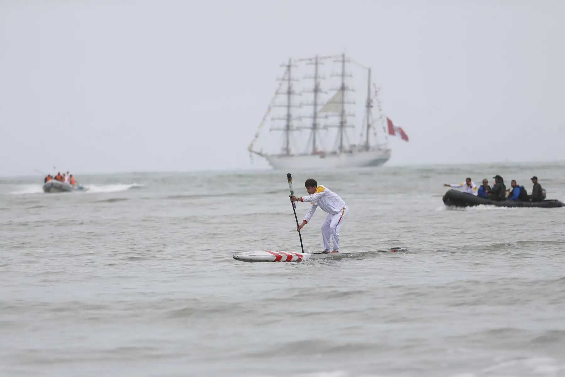 Recibió la antorcha a tierra el deportista Itzel Delgado de la disciplina de stand UP paddle
Le entrega la antorcha en tierra a Luis Horna ex tenista. Foto: ANDINA/Josue Ramos