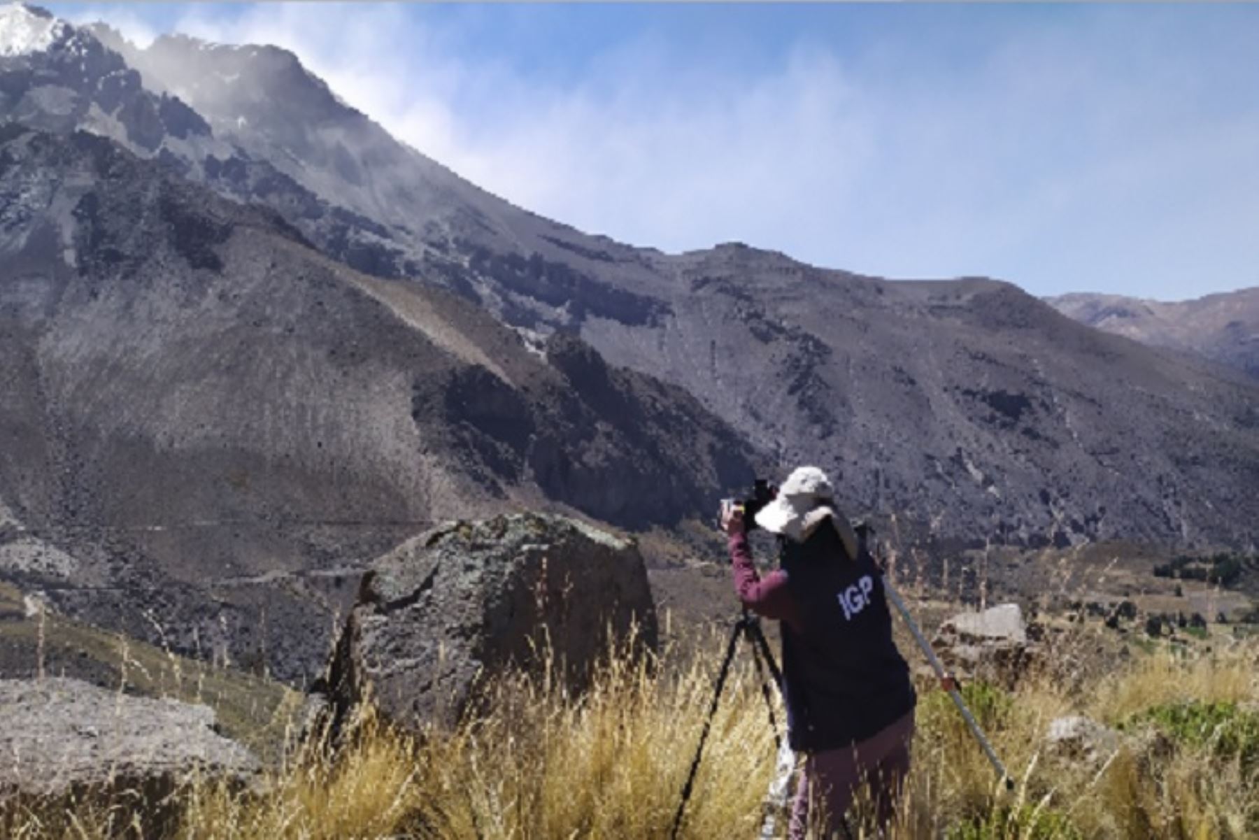 El Instituto Geofísico del Perú (IGP) inició hoy los trabajos de instalación de cuatro estaciones GPS adicionales de doble frecuencia alrededor del volcán Ubinas, ubicado en Moquegua, para proporcionar datos de alta precisión que permitan identificar y cuantificar posibles deformaciones en el volcán ante el ascenso de fluidos magmáticos.
