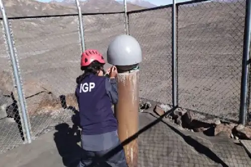 El Instituto Geofísico del Perú (IGP) instalará equipos de monitoreo en los volcanes Sabancaya y Ubinas, ubicados en las regiones de Arequipa y Moquegua, respectivamente, que permitirán identificar los niveles de dióxido de azufre (SO2), dióxido de carbono (CO2) y otros gases volcánicos emitidos por ambos macizos. ANDINA/Difusión