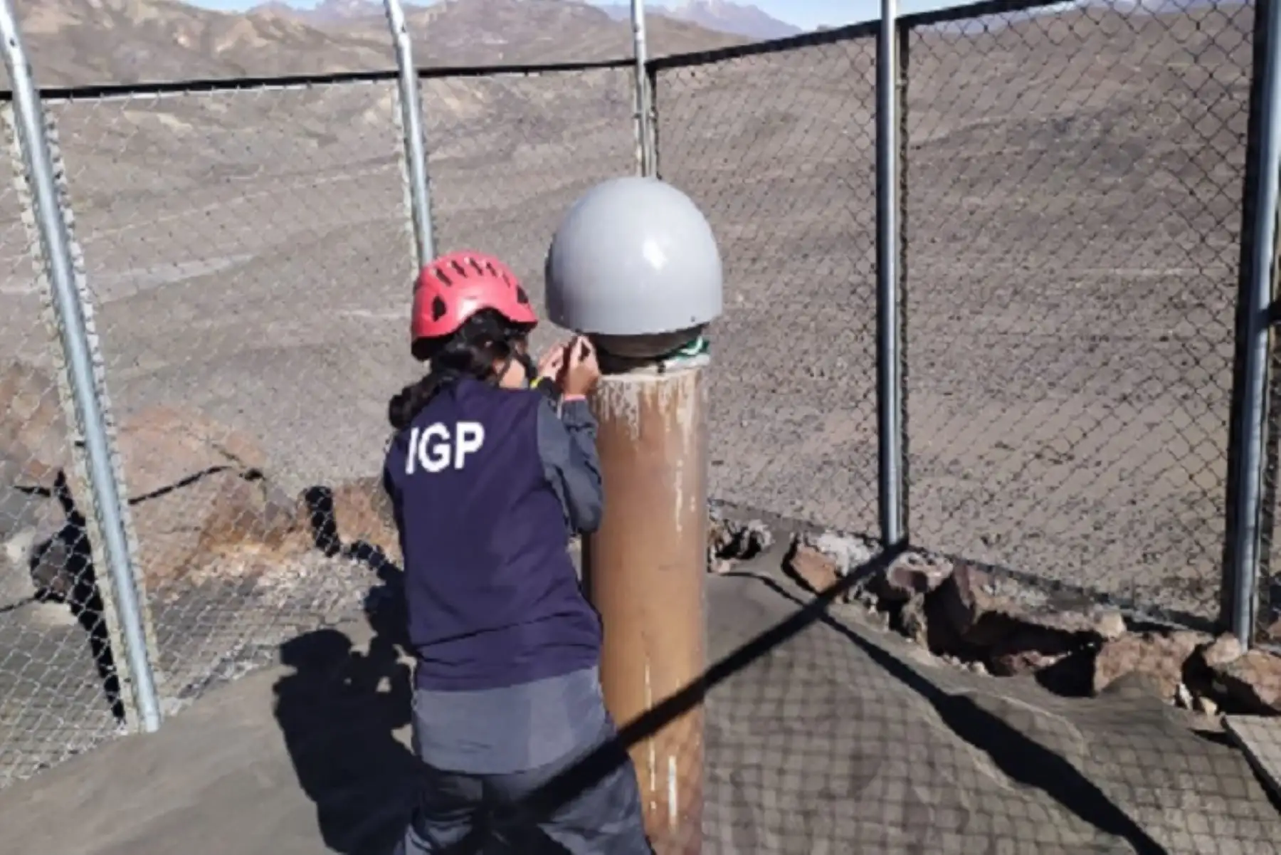 El Instituto Geofísico del Perú (IGP) instalará equipos de monitoreo en los volcanes Sabancaya y Ubinas, ubicados en las regiones de Arequipa y Moquegua, respectivamente, que permitirán identificar los niveles de dióxido de azufre (SO2), dióxido de carbono (CO2) y otros gases volcánicos emitidos por ambos macizos. ANDINA/Difusión