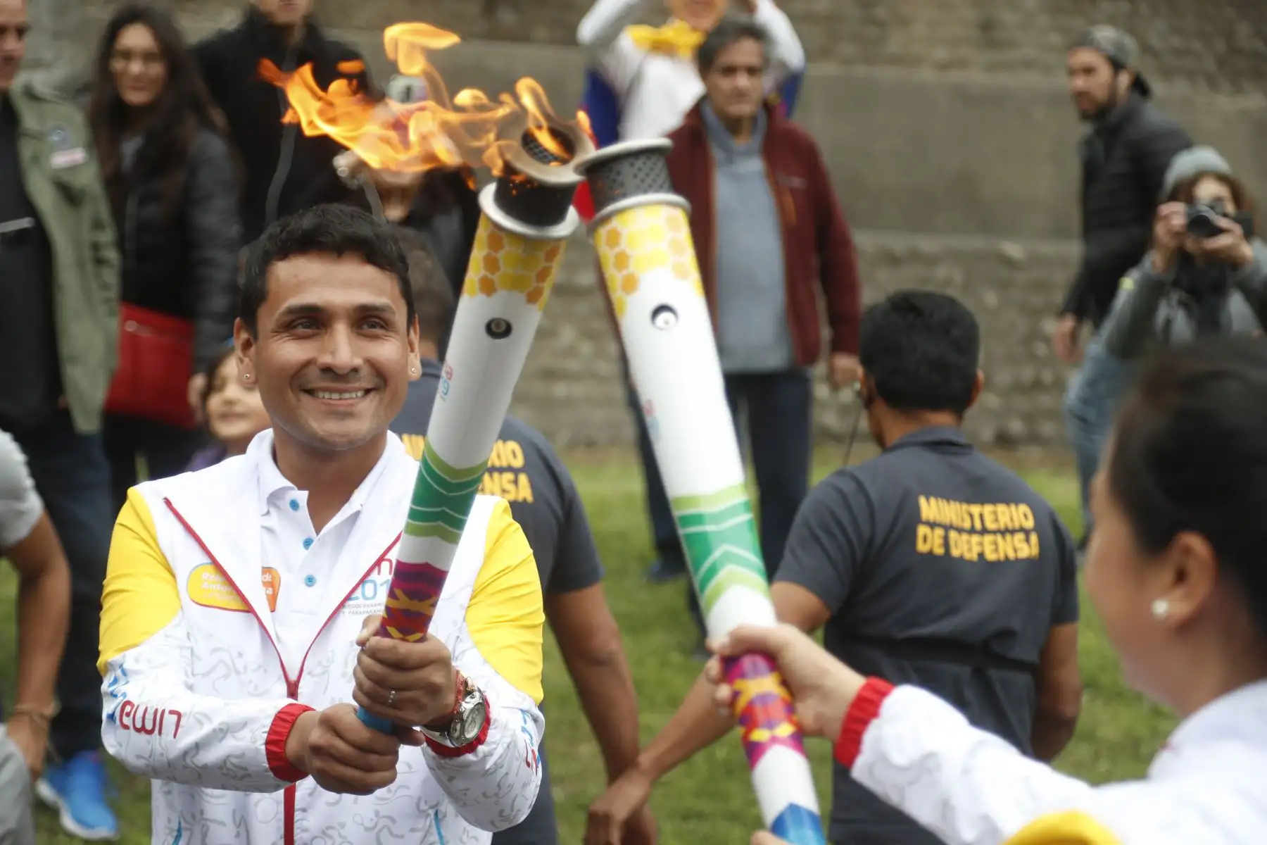 El mundialista Héctor chumpitaz lleva la antorcha Panamericana Lima 2019 por las principales calles de Lima.
Foto: ANDINA/Josue Ramos