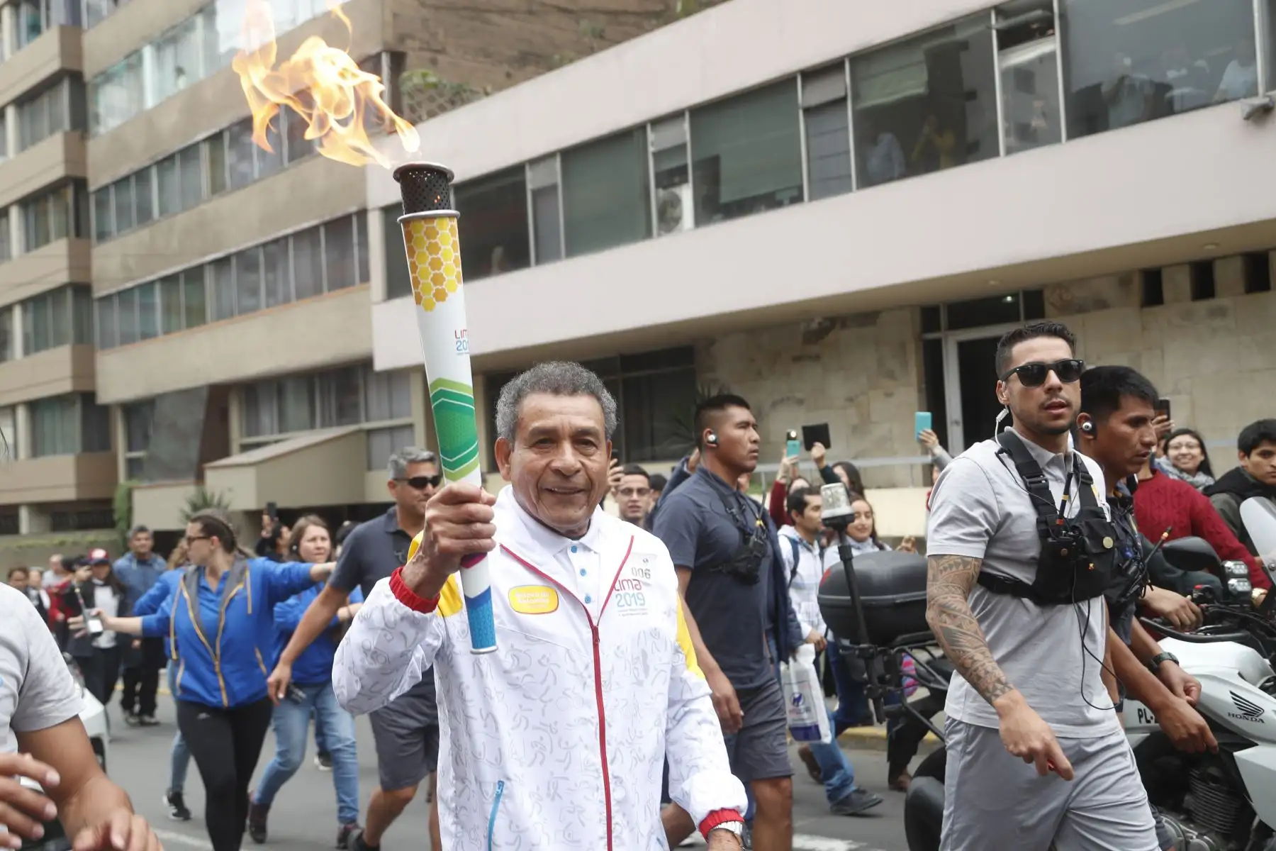 El mundialista Héctor Chumpitaz lleva la antorcha Panamericana Lima 2019 que recorre las principales calles de Lima.
Foto: ANDINA/Josue Ramos