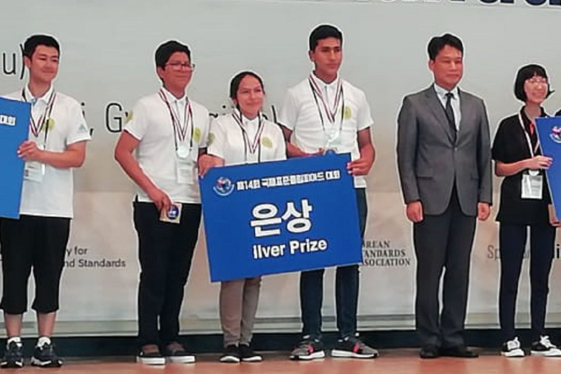 Estudiantes de COAR Lambayeque ganan medalla de plata en Corea del Sur.