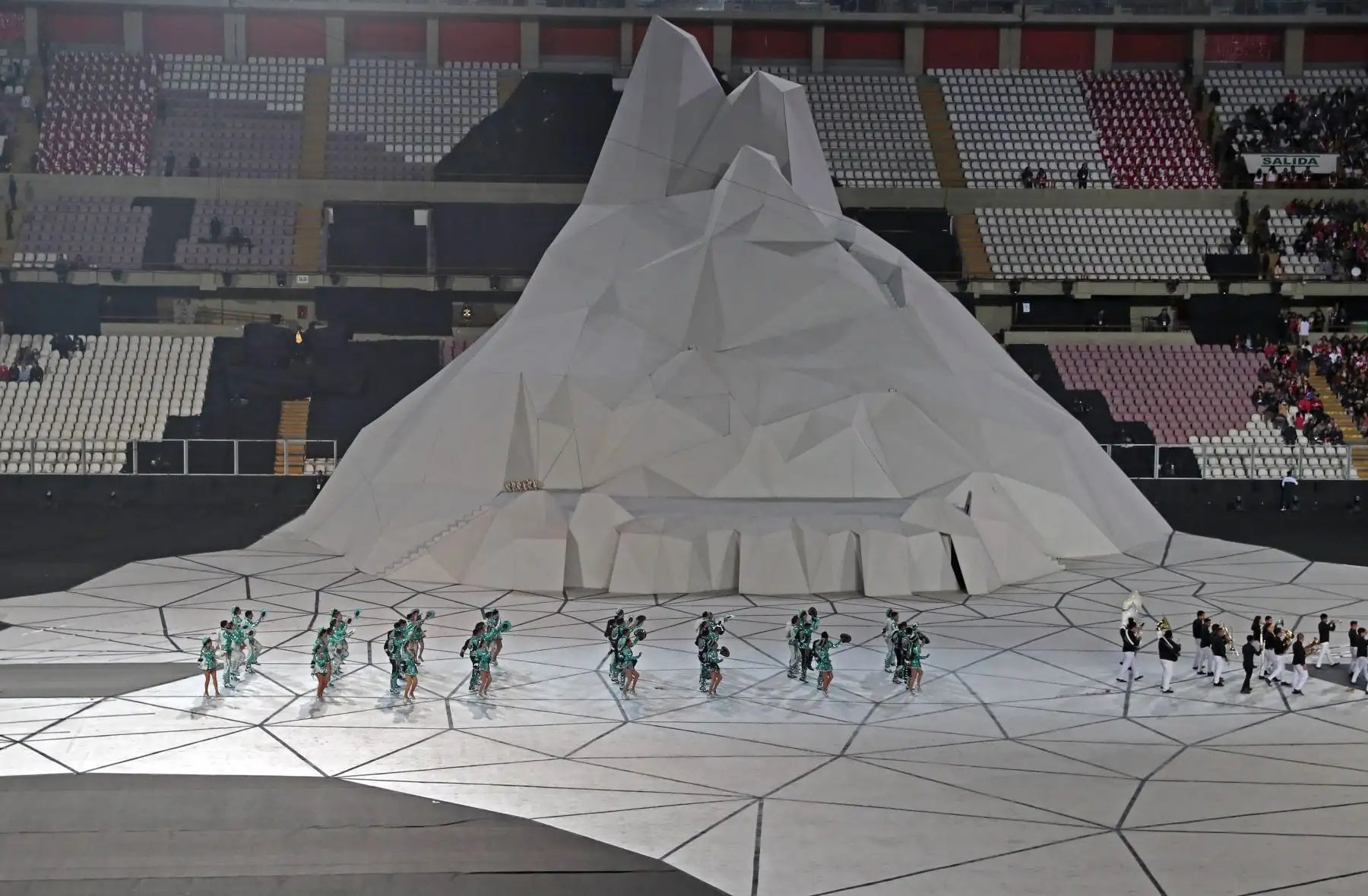 Artistas participan en el ensayo de la ceremonia de inauguración de los Juegos Panamericanos Lima 2019 este viernes en el estadio Nacional en Lima (Perú). 
Foto: EFE