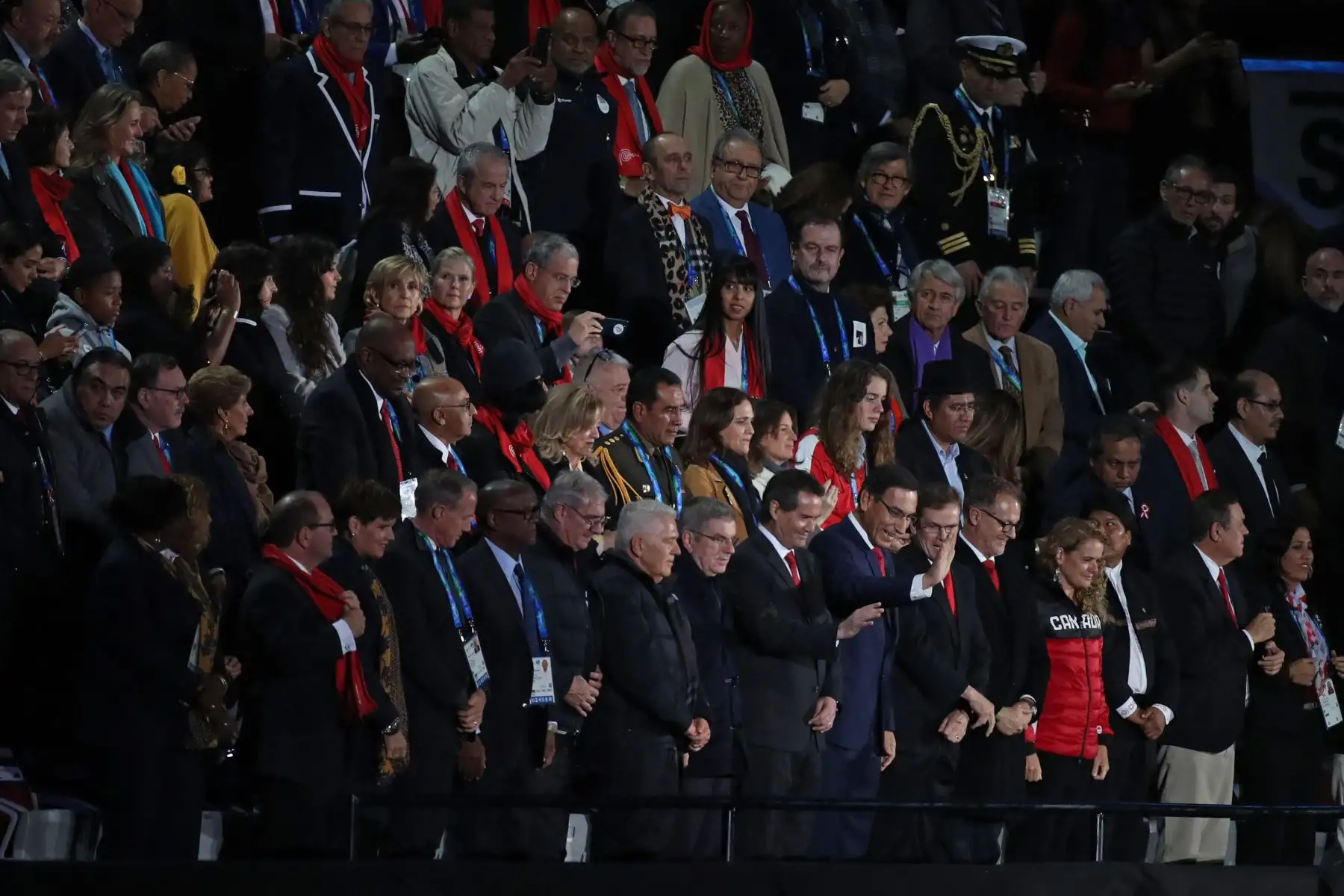LIMA (PERÚ), 26/07/2019.- El presidente de Perú Martín Vizcarra (c) saluda durante la ceremonia de inauguración de los Juegos Panamericanos Lima 2019 acompañado por el presidente del Comité Olímpico Internacional (COI) Thomas Bach y el presidente de Panam Sports Neven Ilic este viernes en el estadio Nacional en Lima (Perú). La inauguración de los Juegos está prevista para este viernes, una fiesta en la que desfilarán los deportistas en mitad de un homenaje a la historia y la diversidad de culturas de Perú y