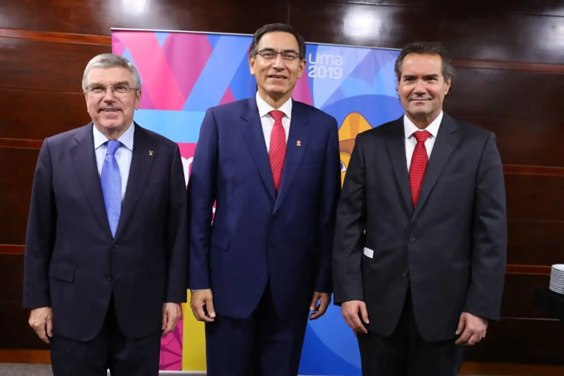 Presidente Vizcarra,  el presidente Evo Morales, el alcalde de Lima , Jorge Muñoz y Carlos Neuhaus  se saludan durante  la ceremonia de inauguración de los Juegos Panamericanos Lima 2019.
Foto: ANDINA/Prensa Presidencia