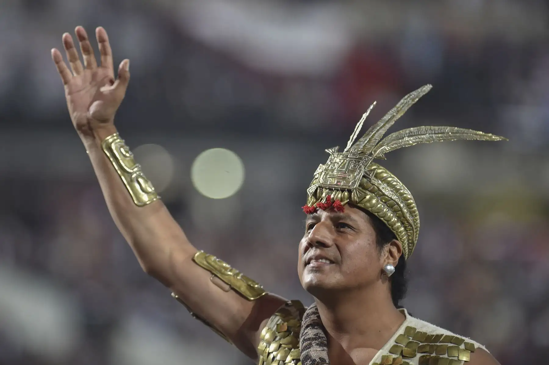 Un artista representa a Manco Capac, el primer gobernador y fundador de la civilización Inca en Cusco, según algunos historiadores, durante la ceremonia de apertura de los Juegos Panamericanos de Lima 2019 en el Estadio Nacional de Lima, el 26 de julio de 2019. El Panamericano Los juegos americanos duran hasta el 11 de agosto.
 AFP