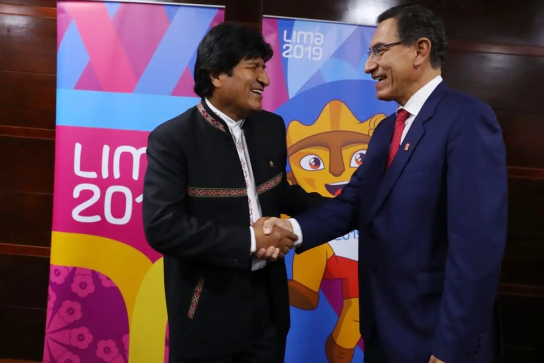 Presidente Vizcarra,  el presidente Evo Morales, el alcalde de Lima , Jorge Muñoz y Carlos Neuhaus  se saludan durante  la ceremonia de inauguración de los Juegos Panamericanos Lima 2019.
Foto: ANDINA/Prensa Presidencia