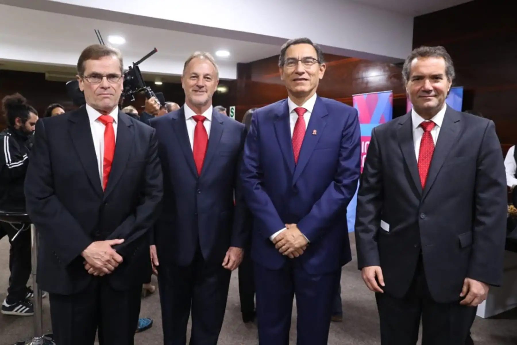 Presidente Vizcarra, el alcalde de Lima , Jorge Muñoz y Carlos Neuhaus  se saludan durante  la ceremonia de inauguración de los Juegos Panamericanos Lima 2019.
Foto: ANDINA/Prensa Presidencia