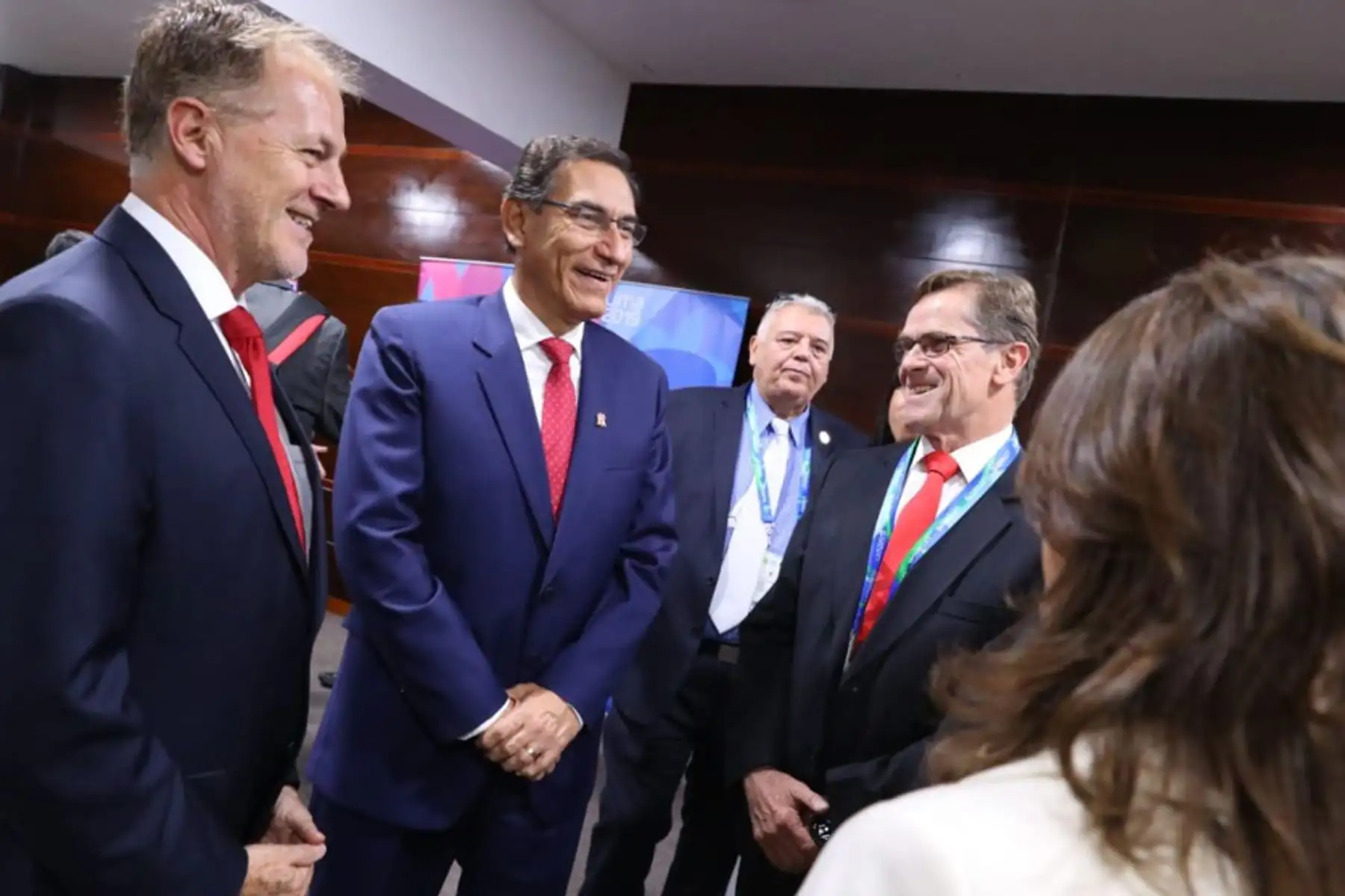 Presidente Vizcarra,  el presidente Evo Morales, el alcalde de Lima , Jorge Muñoz y Carlos Neuhaus  se saludan durante  la ceremonia de inauguración de los Juegos Panamericanos Lima 2019.
Foto: ANDINA/Prensa Presidencia