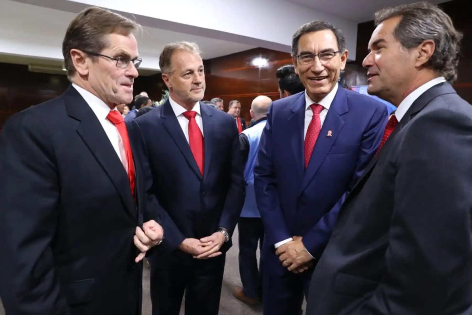 Presidente Vizcarra,  el presidente Evo Morales, el alcalde de Lima , Jorge Muñoz y Carlos Neuhaus  se saludan durante  la ceremonia de inauguración de los Juegos Panamericanos Lima 2019.
Foto: ANDINA/Prensa Presidencia