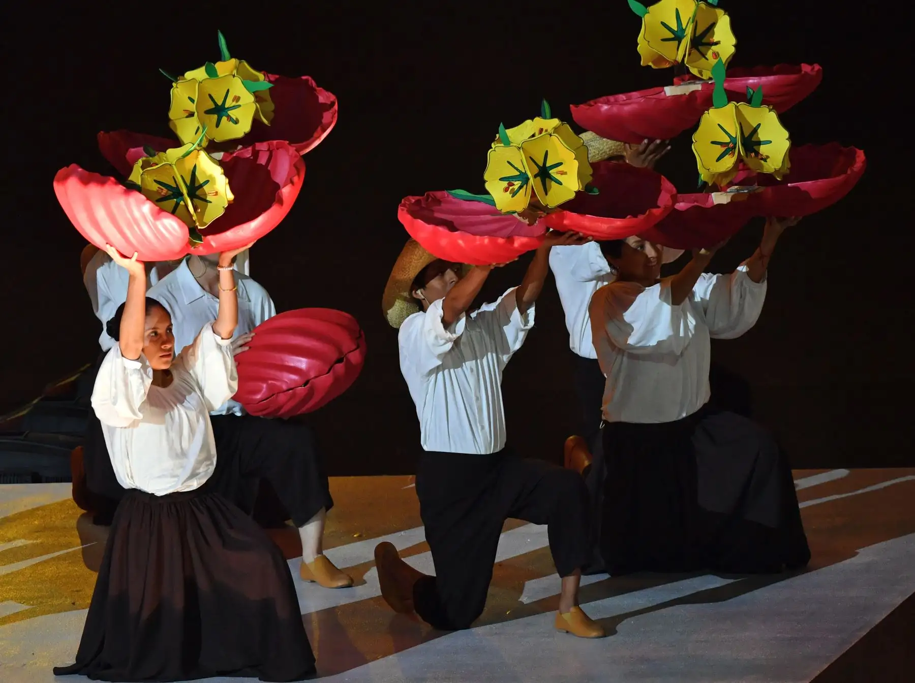 Los artistas se presentan durante la ceremonia de apertura de los Juegos Panamericanos de Lima 2019 en el Estadio Nacional de Lima, el 26 de julio de 2019. Los Juegos Panamericanos se extienden hasta el 11 de agosto.
 AFP