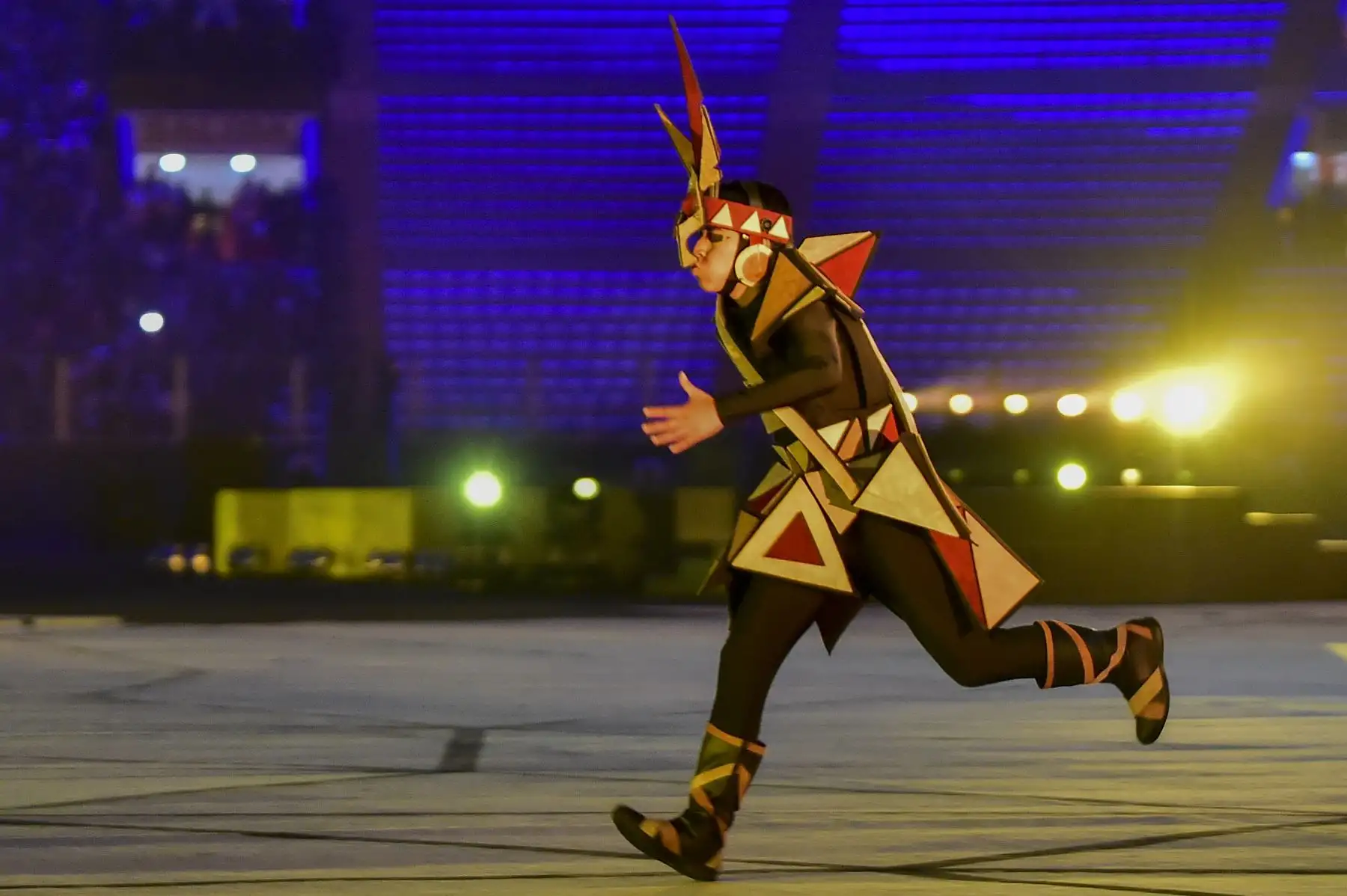 Un artista actúa durante la ceremonia de apertura de los Juegos Panamericanos de Lima 2019 en el Estadio Nacional de Lima, el 26 de julio de 2019. Los Juegos Panamericanos se desarrollarán hasta el 11 de agosto.
 AFP