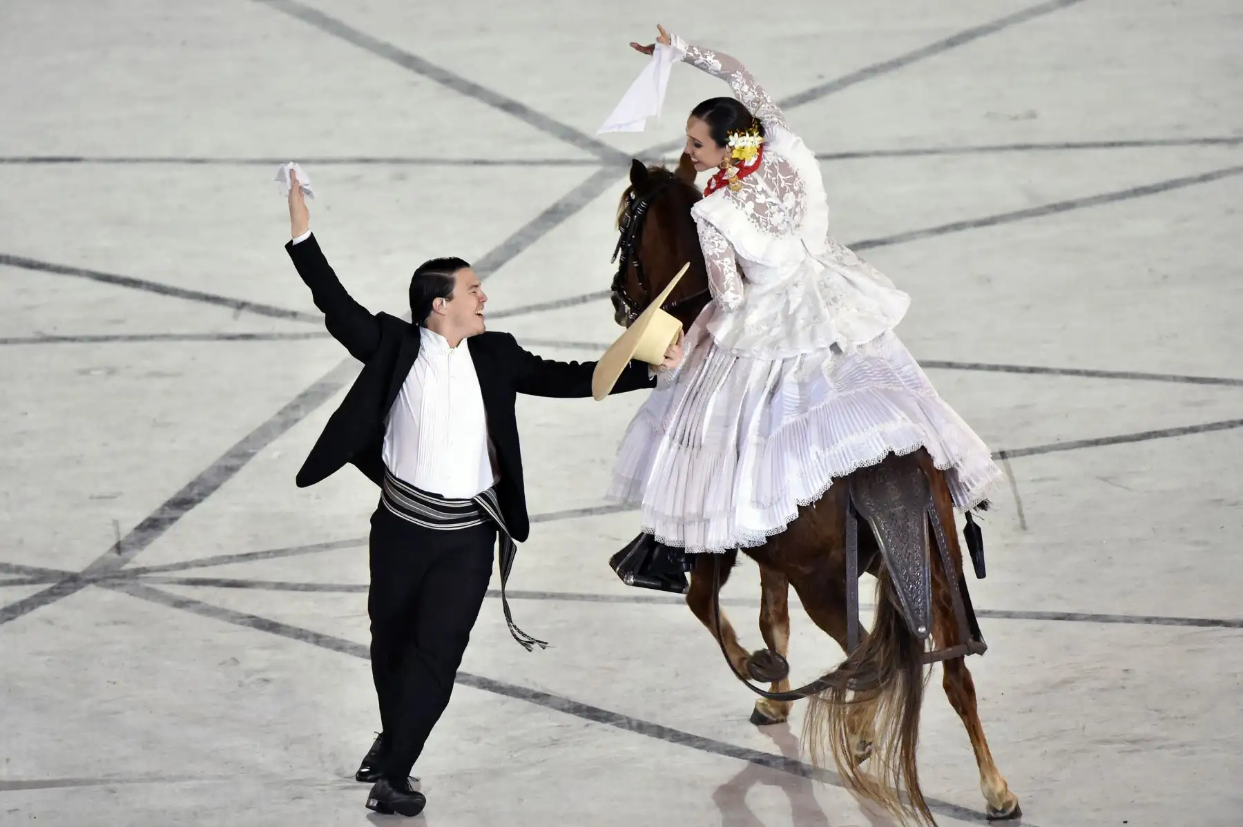Un artista actúa durante la ceremonia de apertura de los Juegos Panamericanos de Lima 2019 en el Estadio Nacional de Lima, el 26 de julio de 2019. Los Juegos Panamericanos se desarrollarán hasta el 11 de agosto.
 AFP