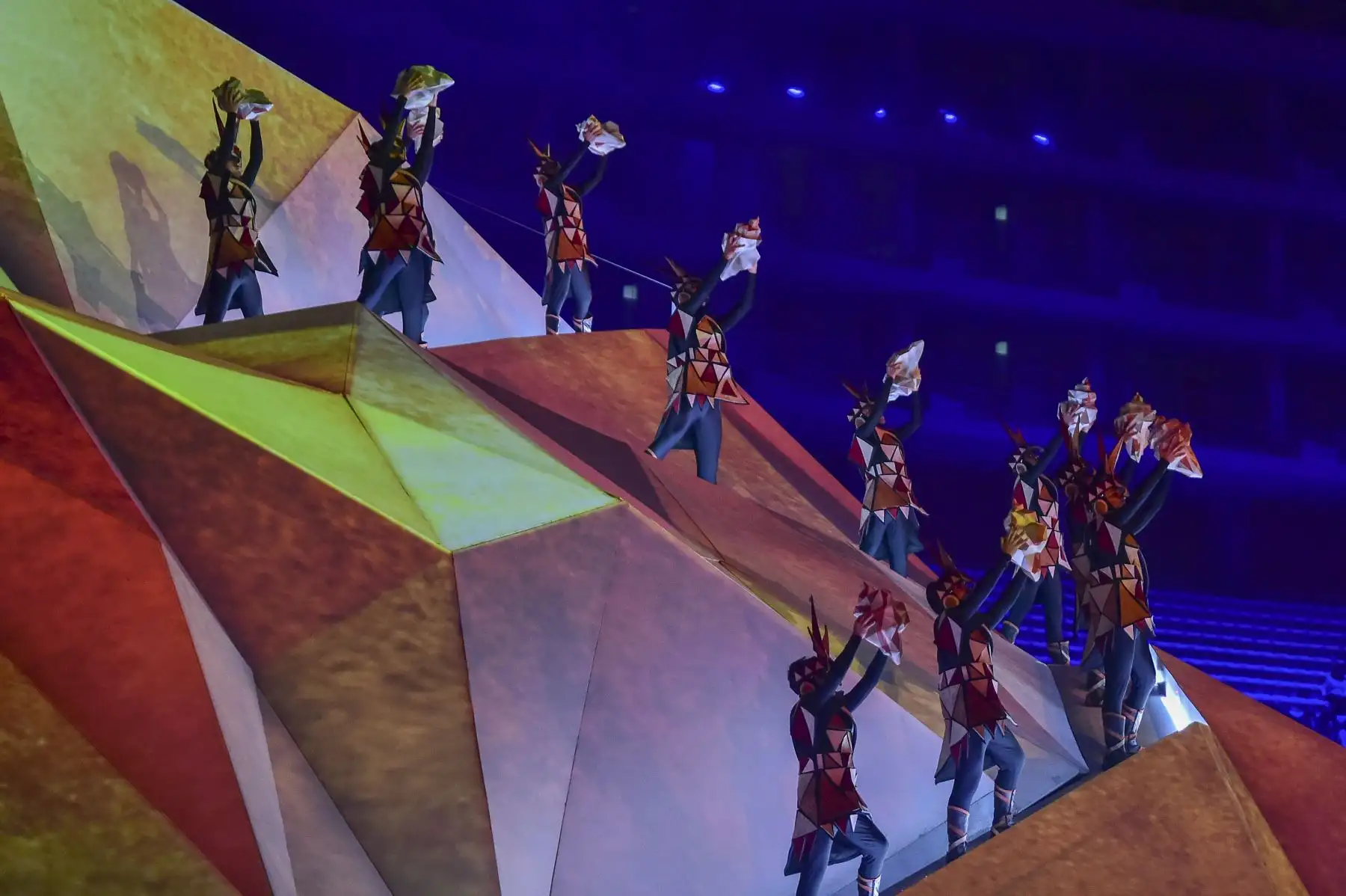 Los artistas se presentan durante la ceremonia de apertura de los Juegos Panamericanos de Lima 2019 en el Estadio Nacional de Lima, el 26 de julio de 2019. Los Juegos Panamericanos se extienden hasta el 11 de agosto.
 AFP
