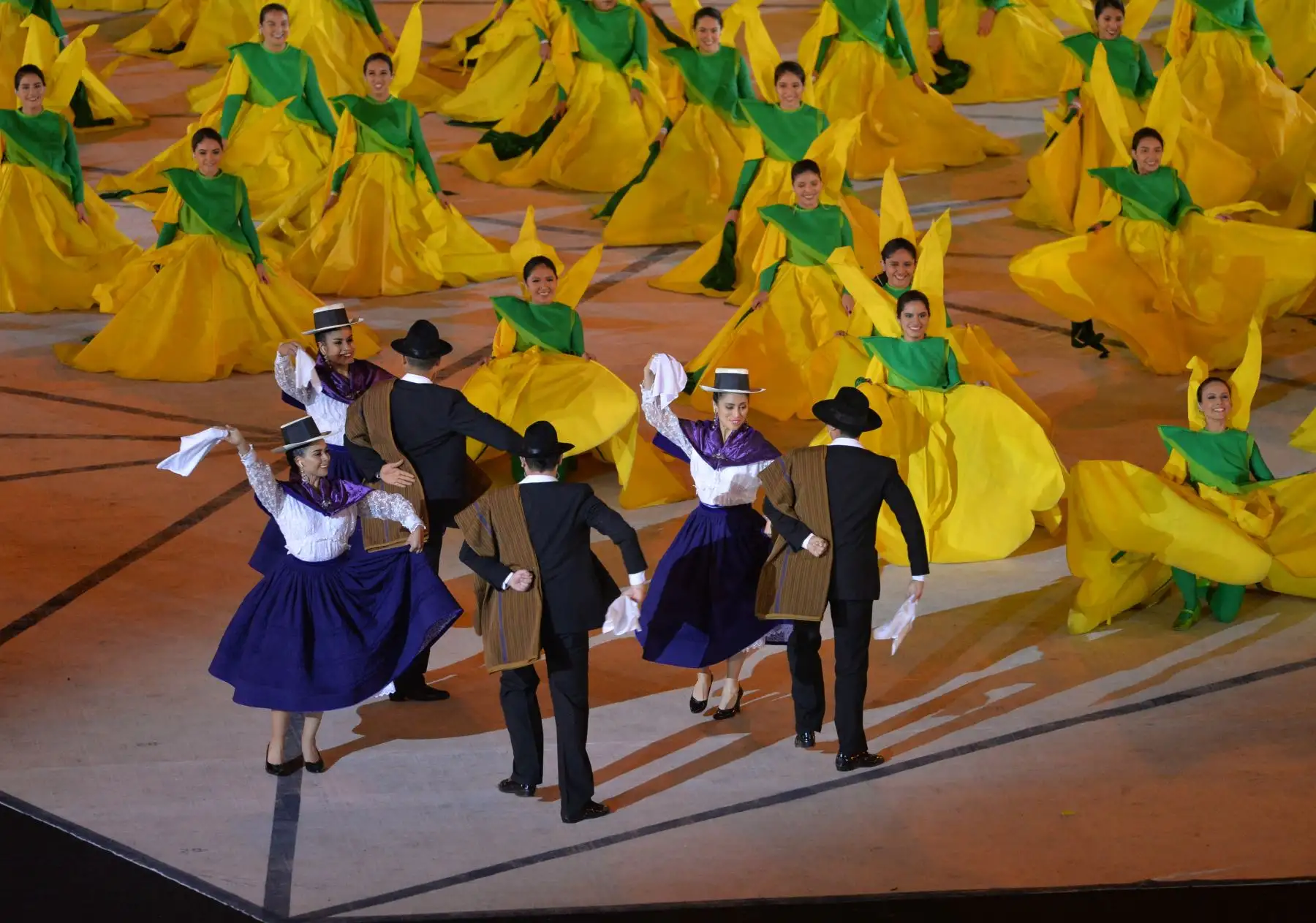 Los artistas se presentan durante la ceremonia de apertura de los Juegos Panamericanos de Lima 2019 en el Estadio Nacional de Lima, el 26 de julio de 2019. Los Juegos Panamericanos se extienden hasta el 11 de agosto.
 AFP