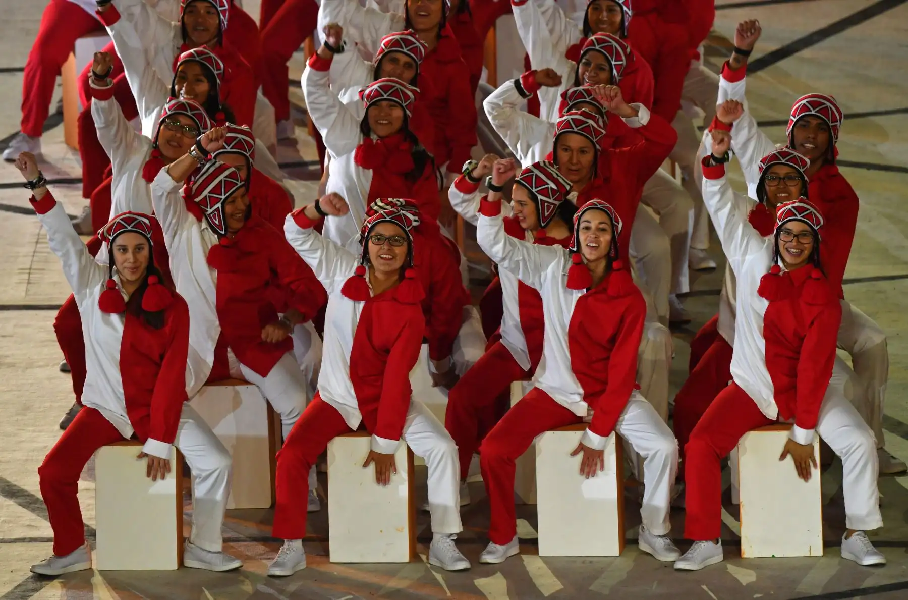 Los artistas se presentan durante la ceremonia de apertura de los Juegos Panamericanos de Lima 2019 en el Estadio Nacional de Lima, el 26 de julio de 2019. Los Juegos Panamericanos se extienden hasta el 11 de agosto.
 AFP