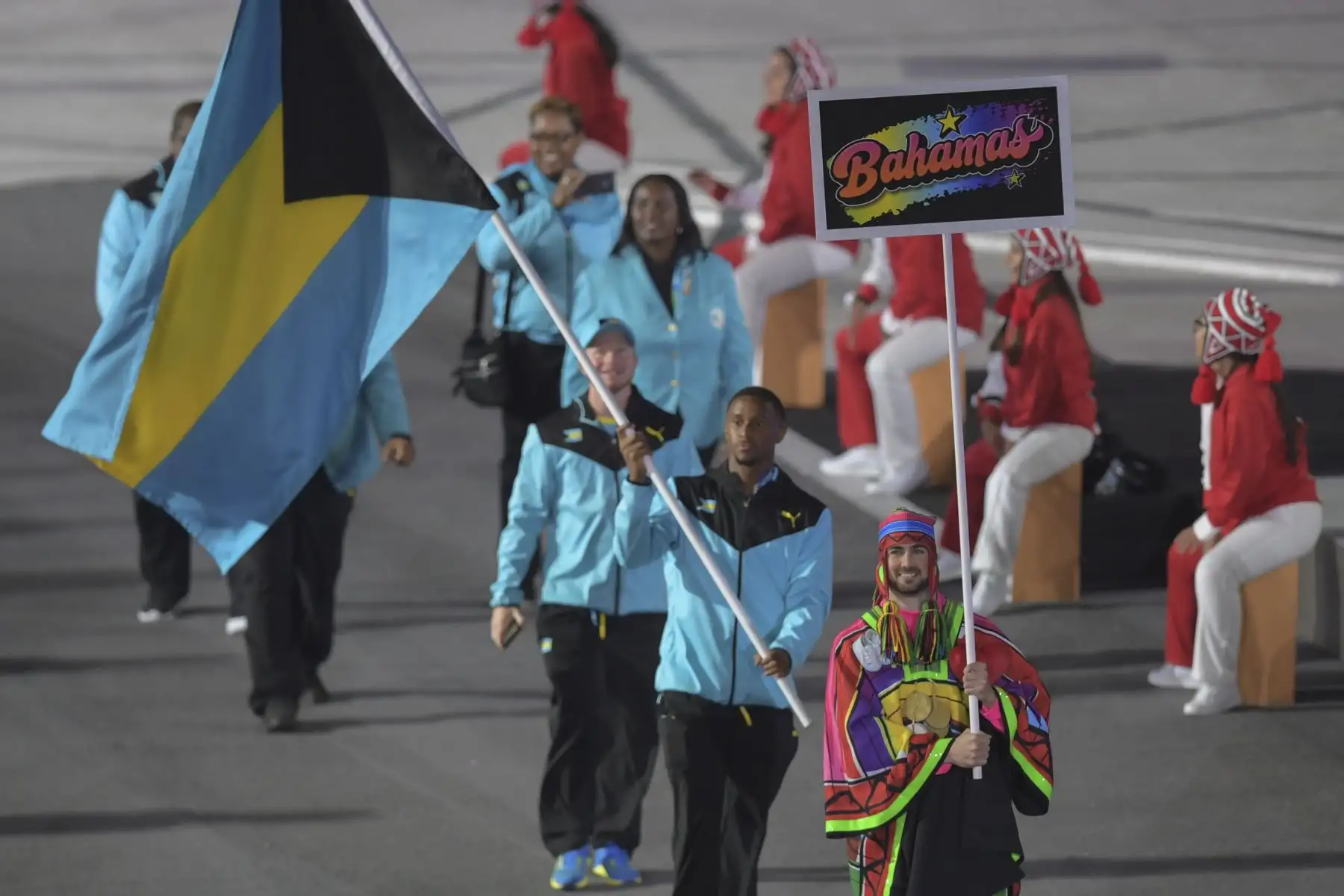 El portador de la bandera de Bahamas, el tenista Justin Roberts, encabeza su delegación durante el Desfile de Naciones en la ceremonia de apertura de los Juegos Panamericanos de Lima 2019 en el Estadio Nacional de Lima.Foto.AFP