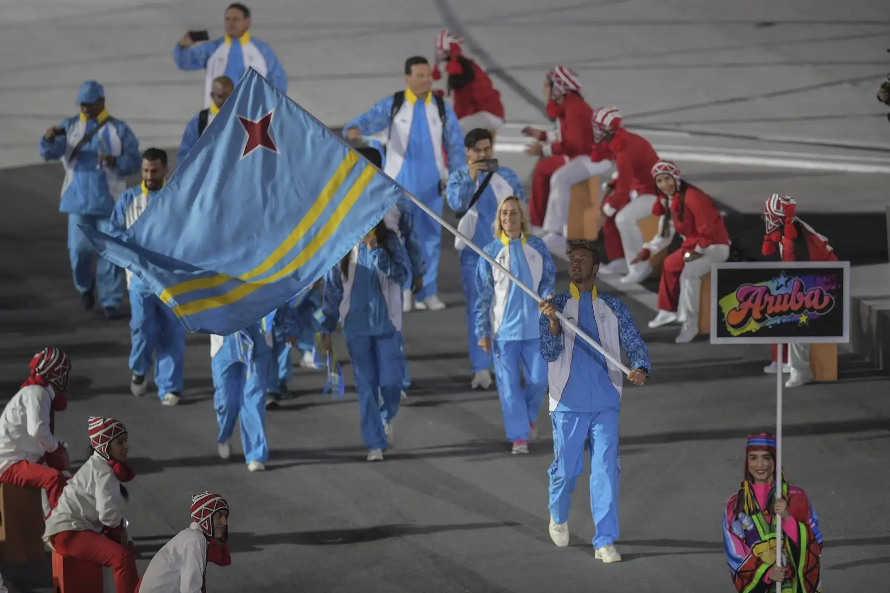 Miembros de la delegación de Aruba participan en el Desfile de las Naciones durante la ceremonia de apertura de los Juegos Panamericanos de Lima 2019 en el Estadio Nacional de Lima.Foto:AFP