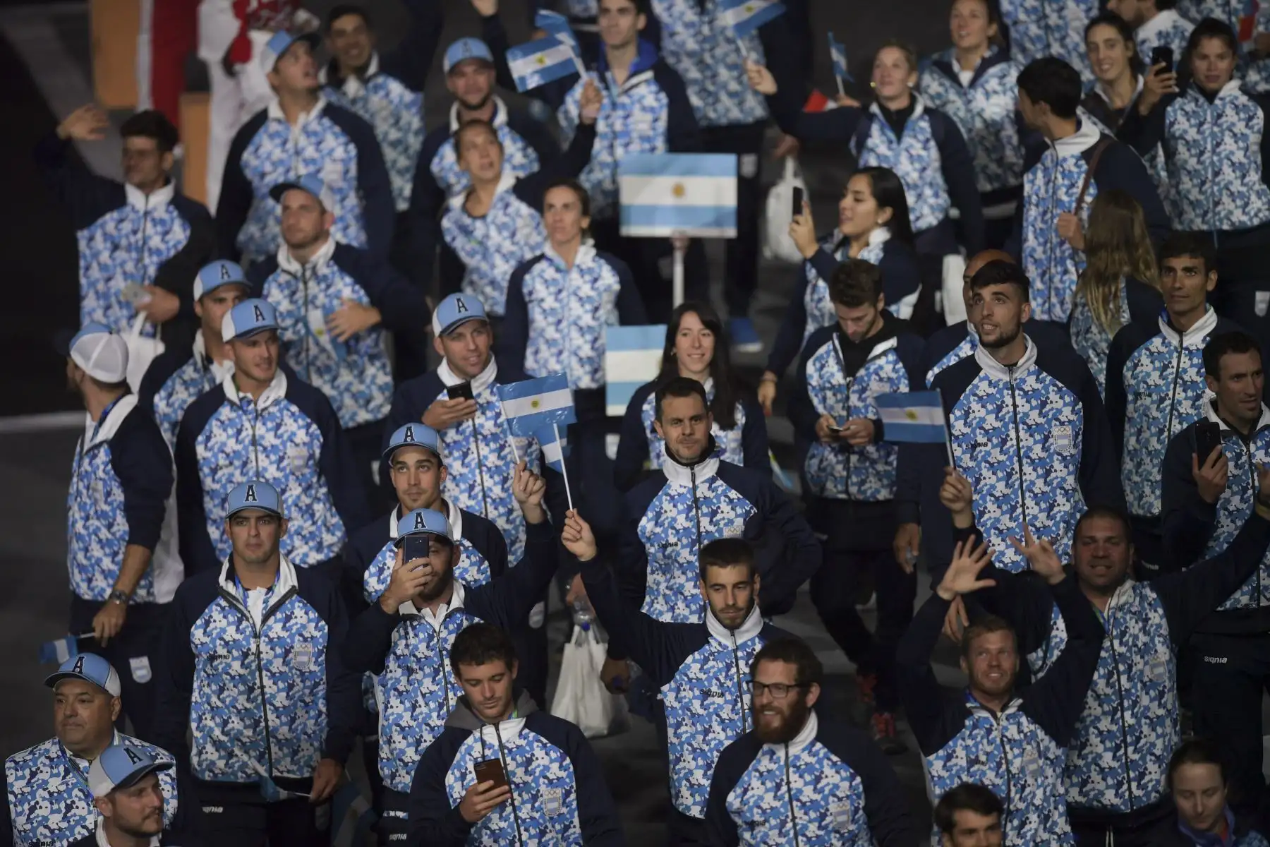 Miembros de la delegación de Argentina participan en el Desfile de las Naciones durante la ceremonia de apertura de los Juegos Panamericanos de Lima 2019 en el Estadio Nacional de Lima.
