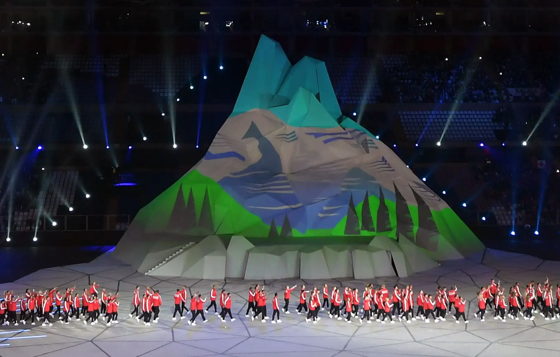 Miembros de la delegación de Canadá participan en el Desfile de las Naciones durante la ceremonia de apertura de los Juegos Panamericanos de Lima 2019 en el Estadio Nacional de Lima.