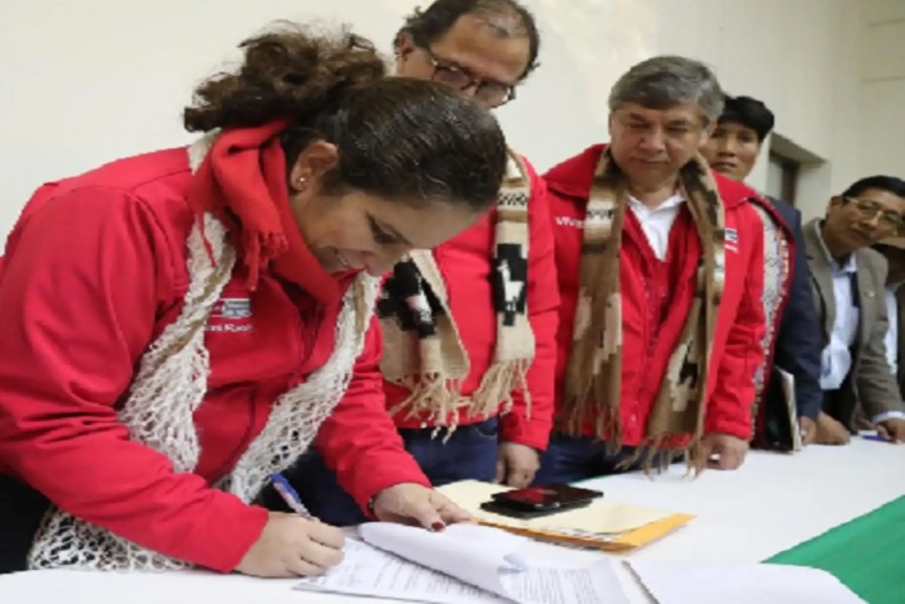 En forma tajante, la ministra del Ambiente, Lucía Ruíz, dijo que no se aceptará la presencia de la actividad minera irresponsable y que contamina el medio ambiente en la cuenca de Llallimayo, región Puno, y añadió que los organismos competentes de su Sector han dispuesto la paralización definitiva de operaciones de la unidad minera Arasi perteneciente a la empresa Aruntani S.A.C.