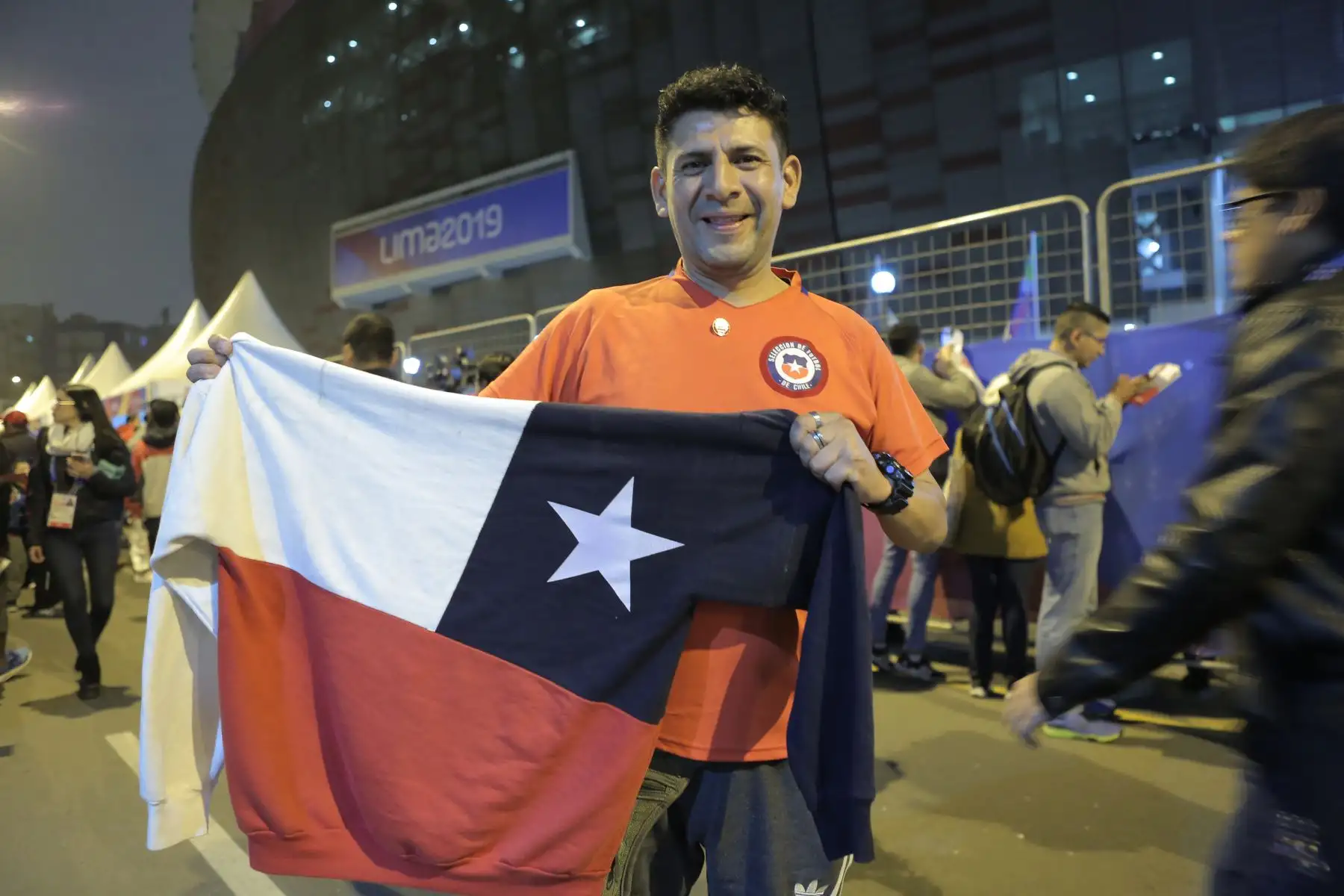 Ciudadanos del mundo se hacen presente en el Estadio Nacional para la inauguración de los juegos Panamericanos Lima 2019.
 Foto: ANDINA/David Huamaní