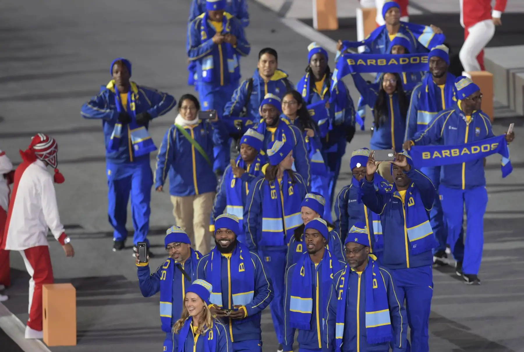 Miembros de la delegación de Barbados participan en el Desfile de las Naciones durante la ceremonia de apertura de los Juegos Panamericanos de Lima 2019 en el Estadio Nacional de Lima. Foto: AFP