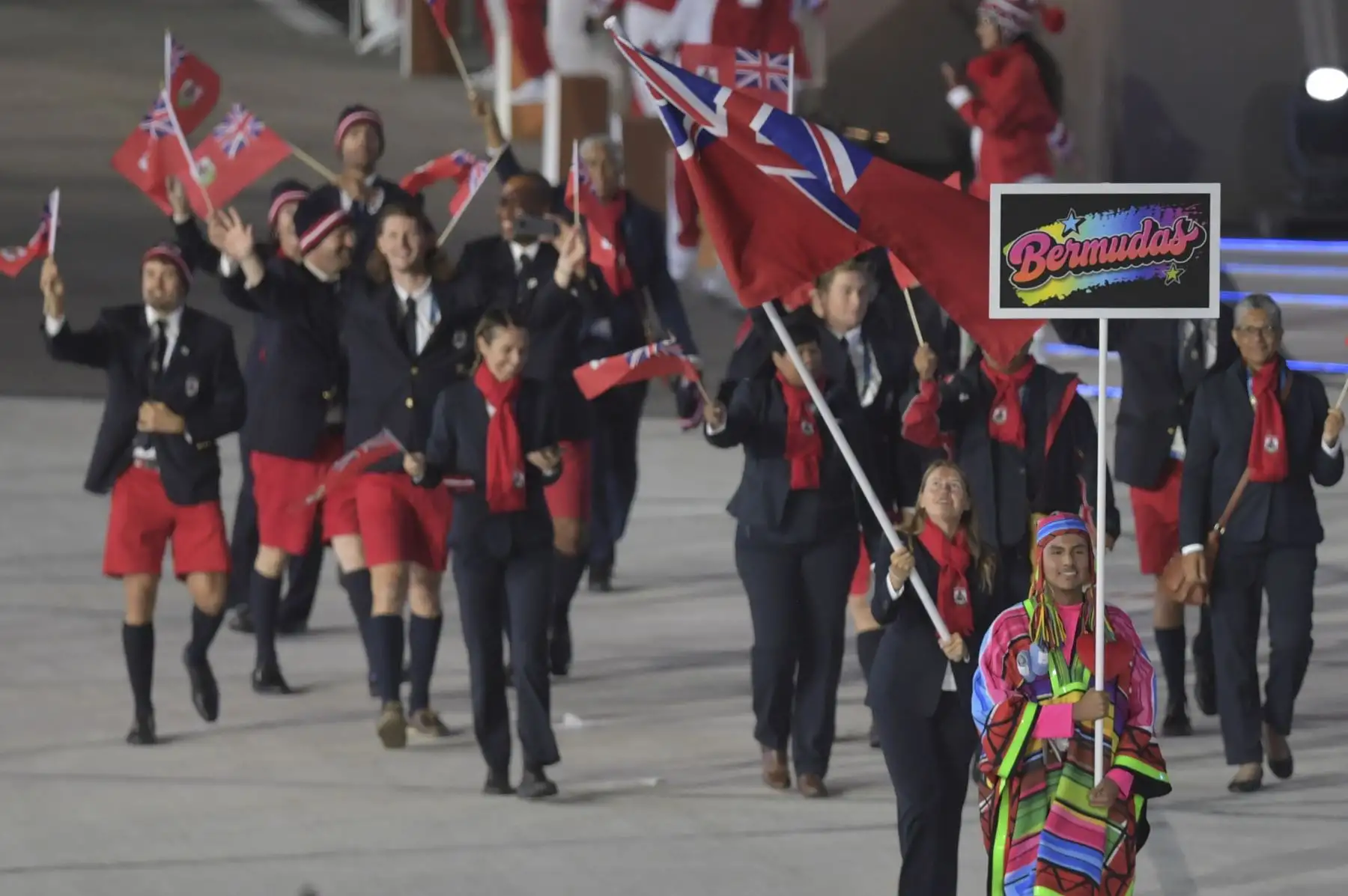 Miembros de la delegación de Bermudas participan en el Desfile de las Naciones durante la ceremonia de apertura de los Juegos Panamericanos de Lima 2019 en el Estadio Nacional de Lima.Foto:AFP