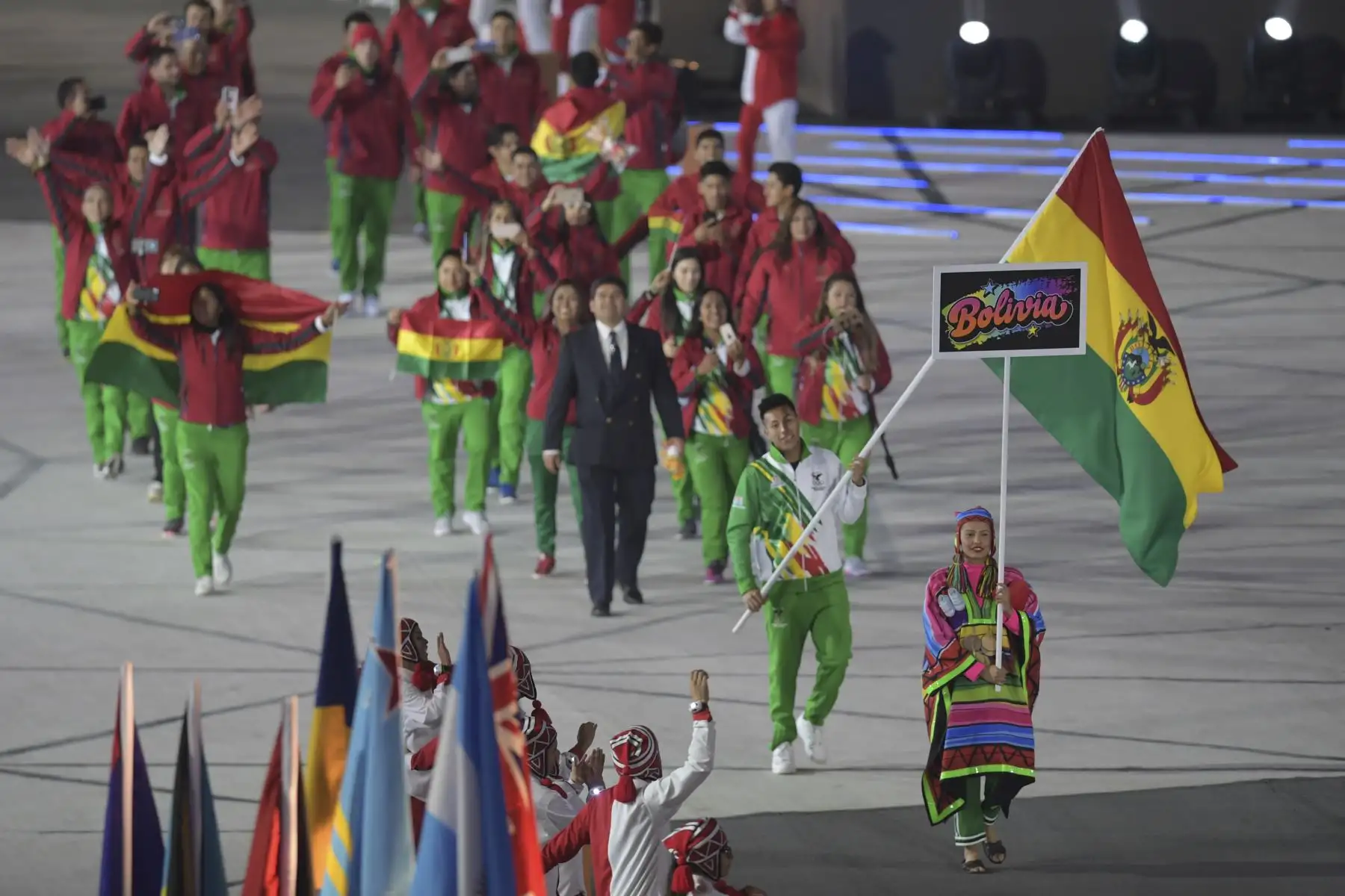 El abanderado de Bolivia, el jugador de racquetball Conrado Moscoso, lidera su delegación durante el Desfile de las Naciones en la ceremonia de apertura de Lima 2019.Foto:AFP