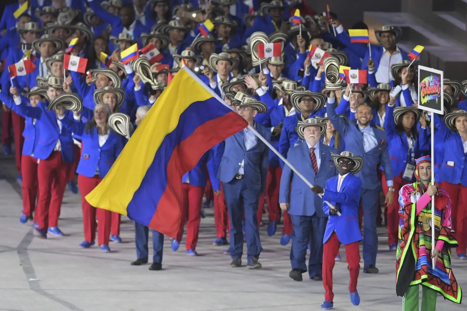 El abanderado de Colombia, el boxeador Yuberjen Martínez, encabeza su delegación durante el Desfile de las Naciones en la ceremonia de apertura de Lima 2019.Foto:AFP