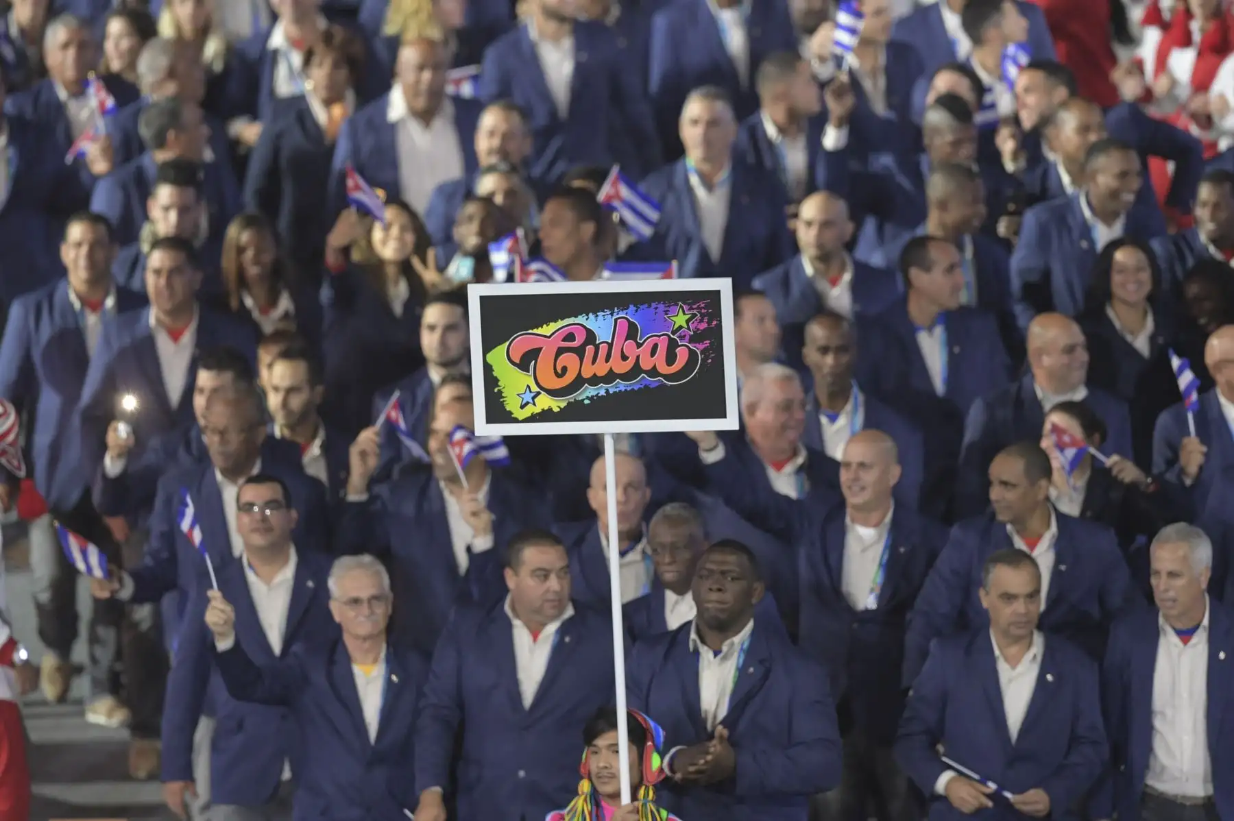 Miembros de la delegación de Cuba participan en el Desfile de las Naciones durante la ceremonia de apertura de Lima 2019.