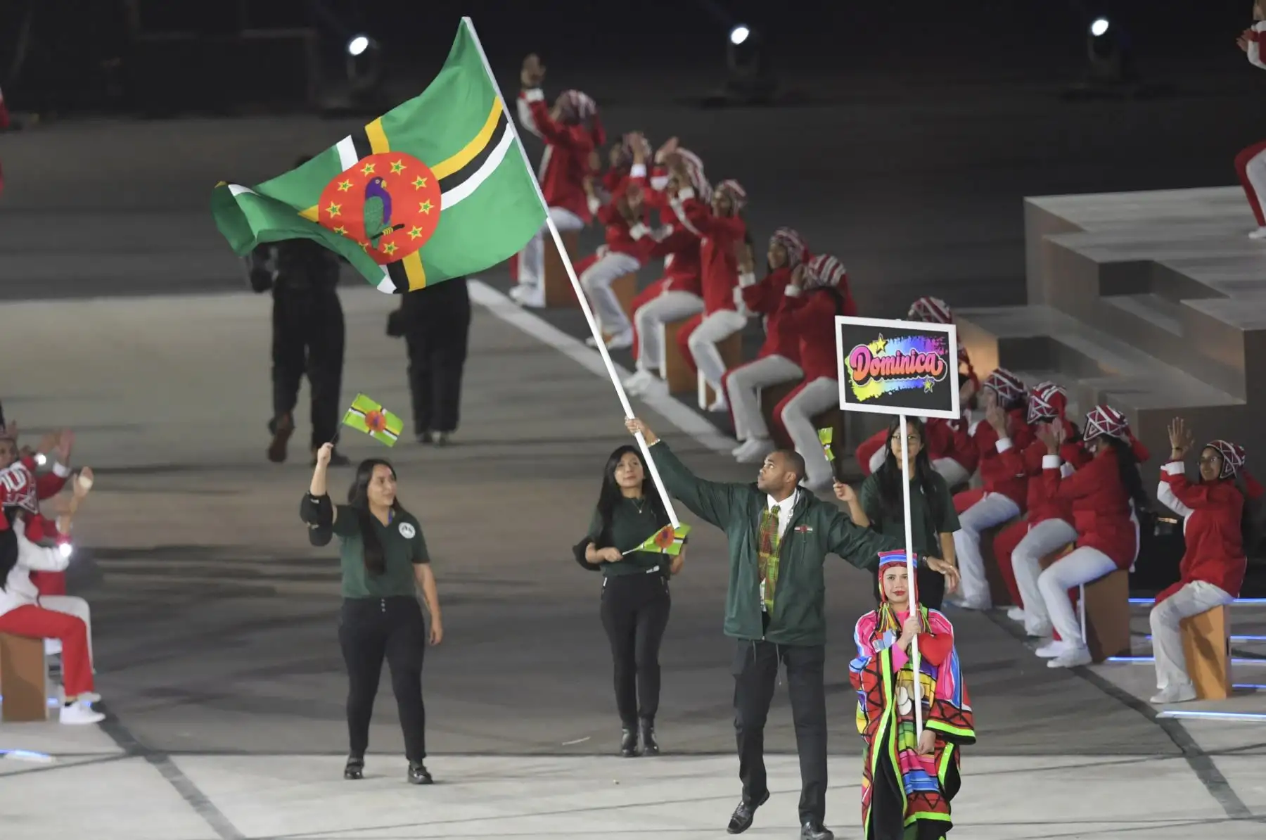 Miembros de la delegación de Dominica participan en el Desfile de las Naciones durante la ceremonia de apertura de Lima 2019.Foto.AFP