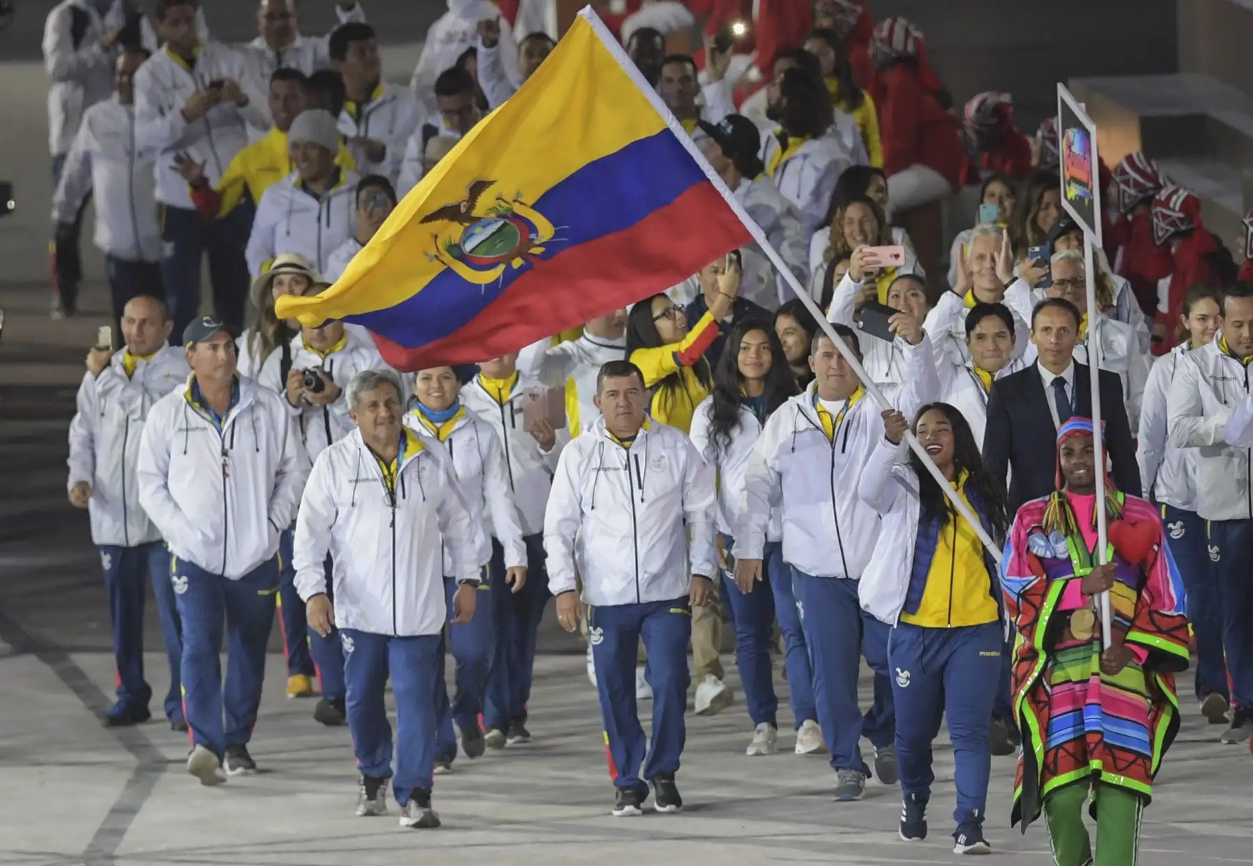 La abanderada de Ecuador, levantadora de pesas Tamara Salazar, lidera su delegación durante el Desfile de las Naciones de la ceremonia de apertura de Lima 2019.Foto.AFP