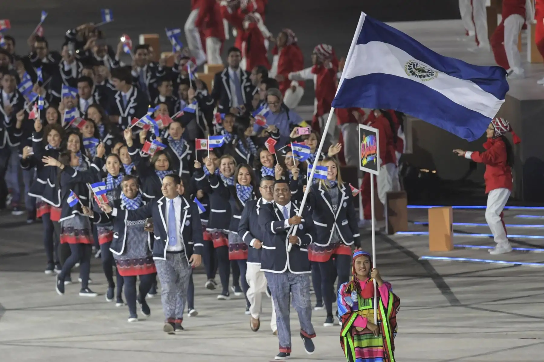 El arquero de El Salvador, el arquero Roberto Hernández, encabeza su delegación durante el Desfile de las Naciones en la ceremonia de apertura de Lima 2019.Foto.AFP