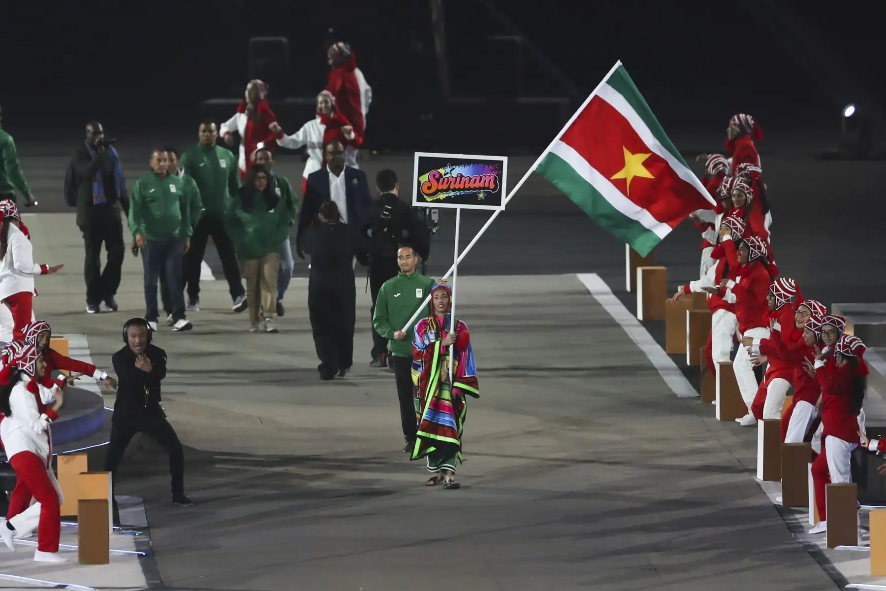La delegación de Surinam está encabezada por el atleta Dylan Darmahoetomo durante la ceremonia de apertura en el Estadio Nacional de los Juegos Panamericanos de Lima 2019. 
Foto. Lima 2019