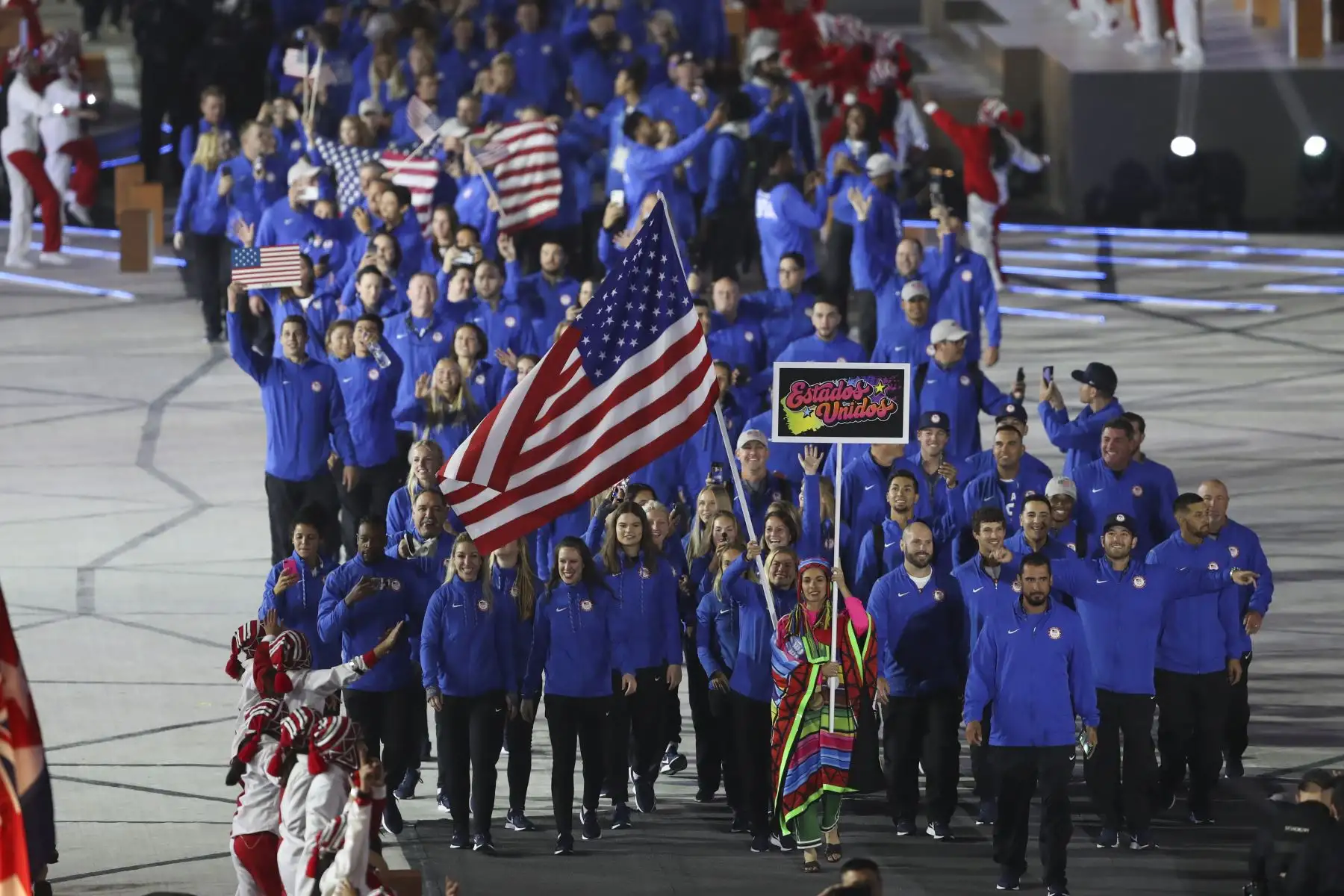 La delegación de EE. UU. Está encabezada por un atleta durante la ceremonia de apertura de los Juegos Panamericanos, Lima 2019 en el Estadio Nacional.
Foto: Lima 2019