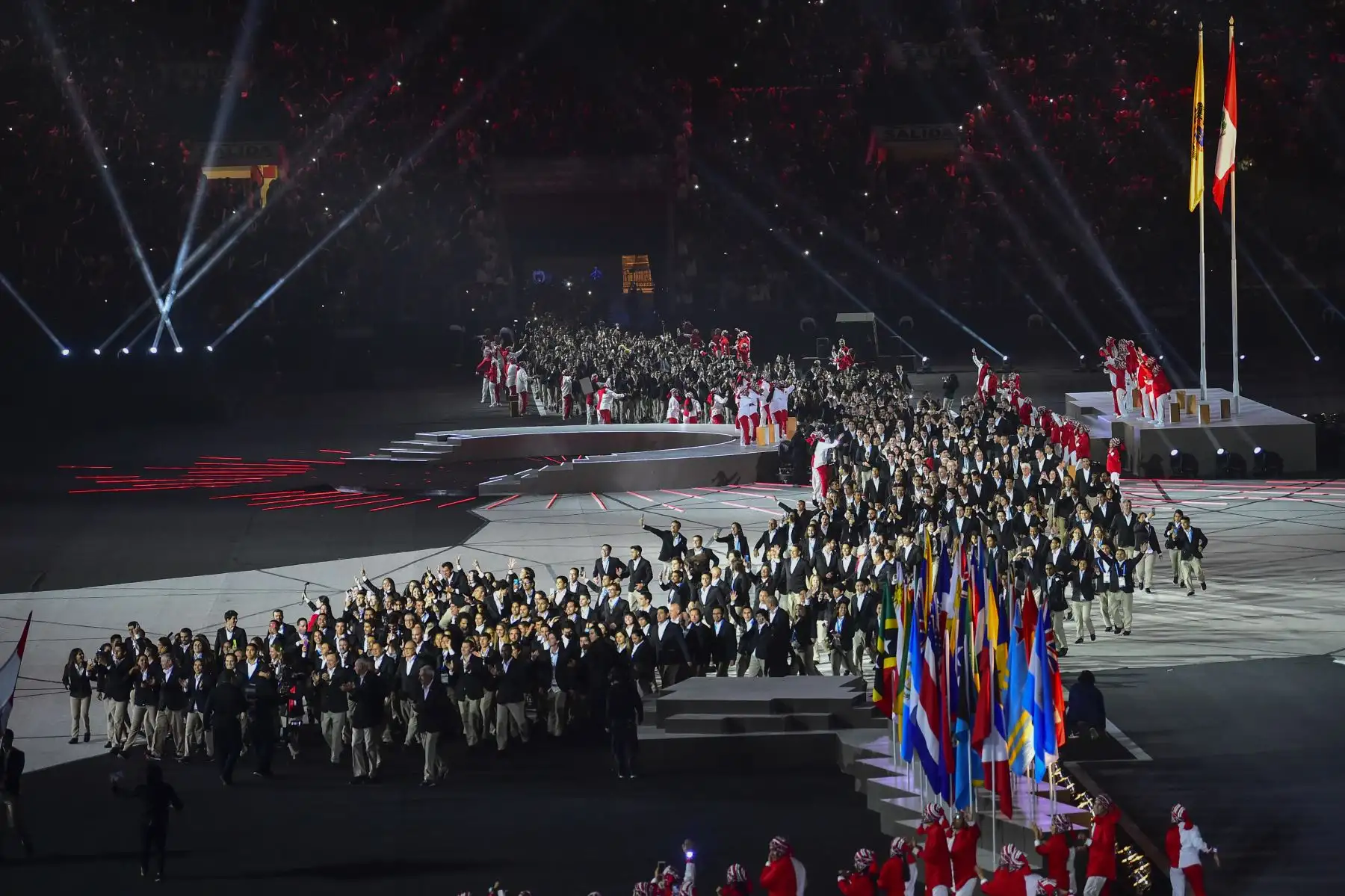 Miembros de la delegación de Perú participan en el Desfile de las Naciones durante la ceremonia de apertura de los Juegos Panamericanos de Lima 2019 en el Estadio Nacional de Lima.
Foto: AFP