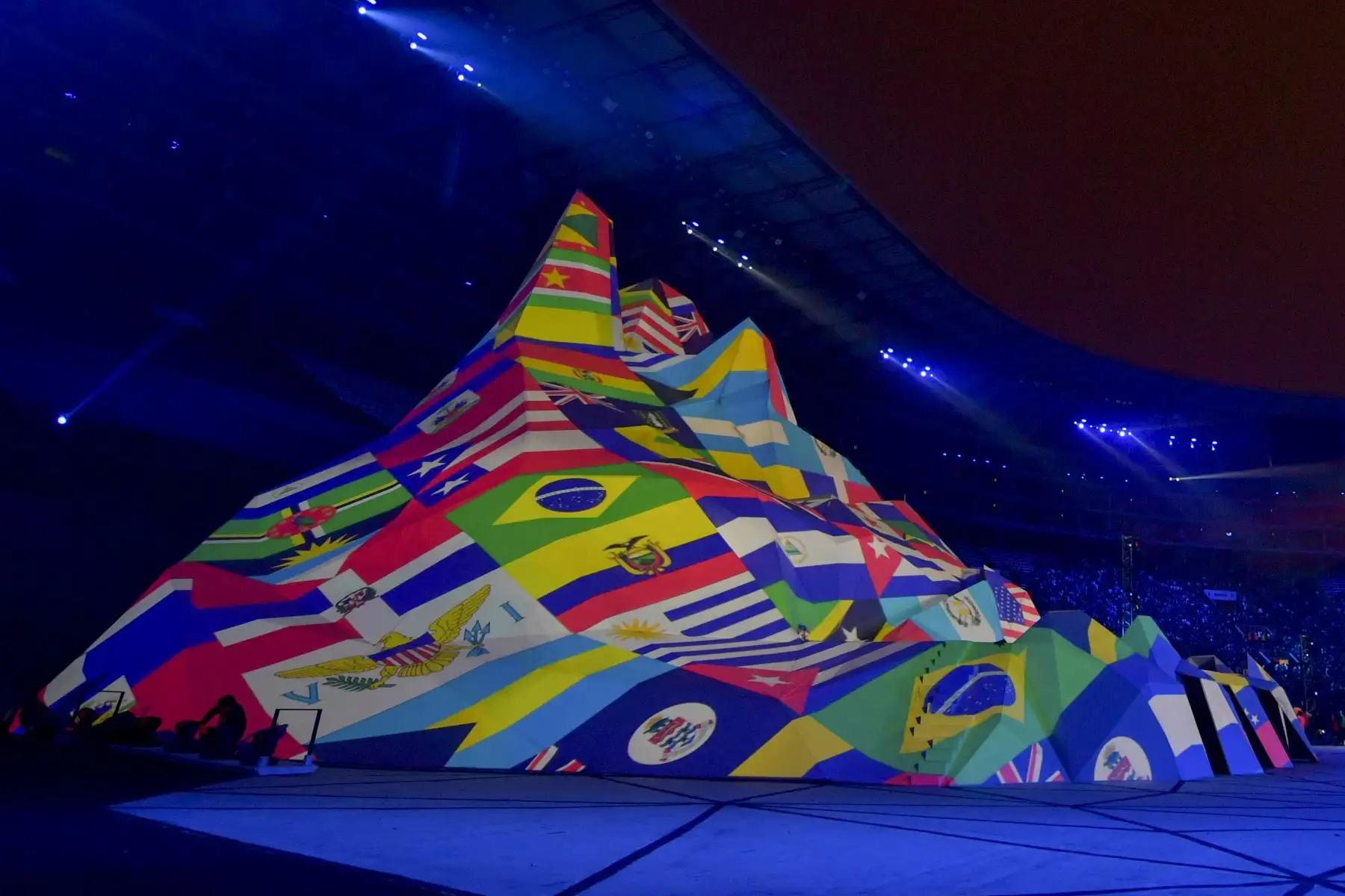Las banderas de los países que participan en los Juegos Panamericanos de Lima 2019 se muestran durante la ceremonia de apertura de los Juegos Panamericanos en el Estadio Nacional.
Foto:AFP