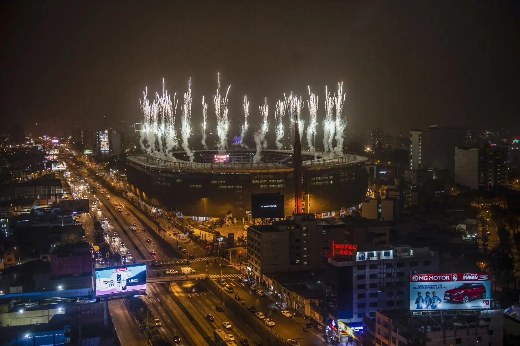 Fotografía tomada fuera del Estadio Nacional en Lima, el 26 de julio de 2019, durante la ceremonia de apertura de los Juegos Panamericanos de Lima 2019. 
Foto: AFP