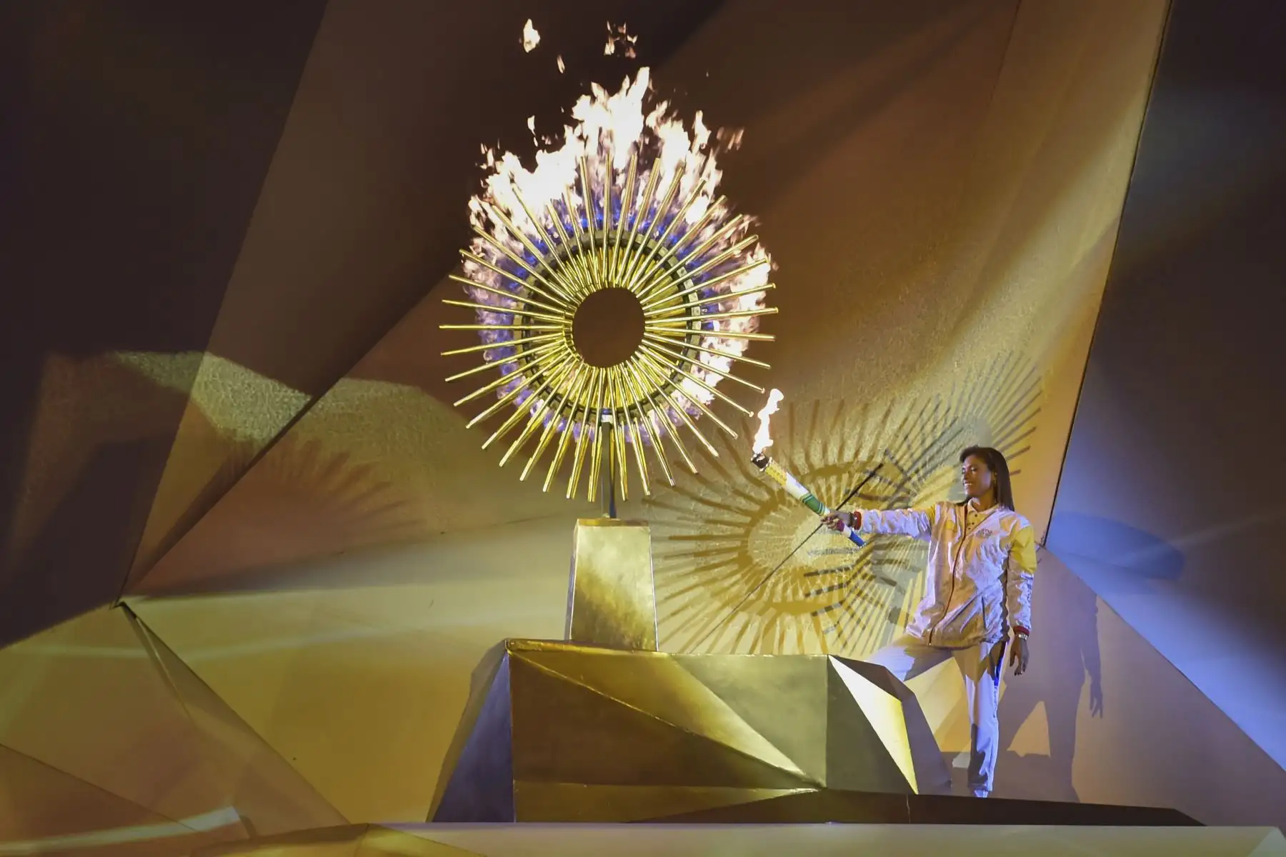 La exjugadora de voleibol peruana Cecilia Tait enciende la llama durante la ceremonia de inauguración de los Juegos Panamericanos Lima 2019. Foto: AFP.