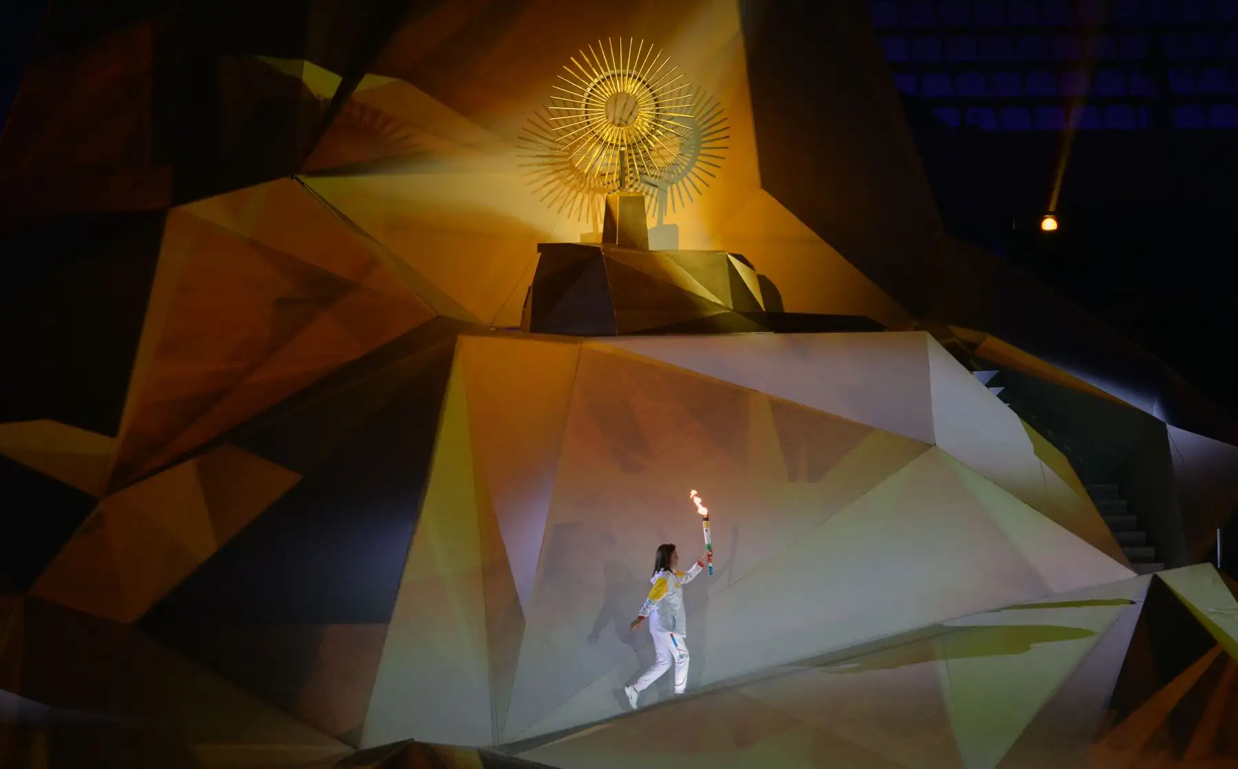 La exjugadora de voleibol peruana Cecilia Tait lleva la antorcha para encender la llama en la ceremonia de inauguración de los Juegos Panamericanos Lima 2019. Foto: Lima 2019.