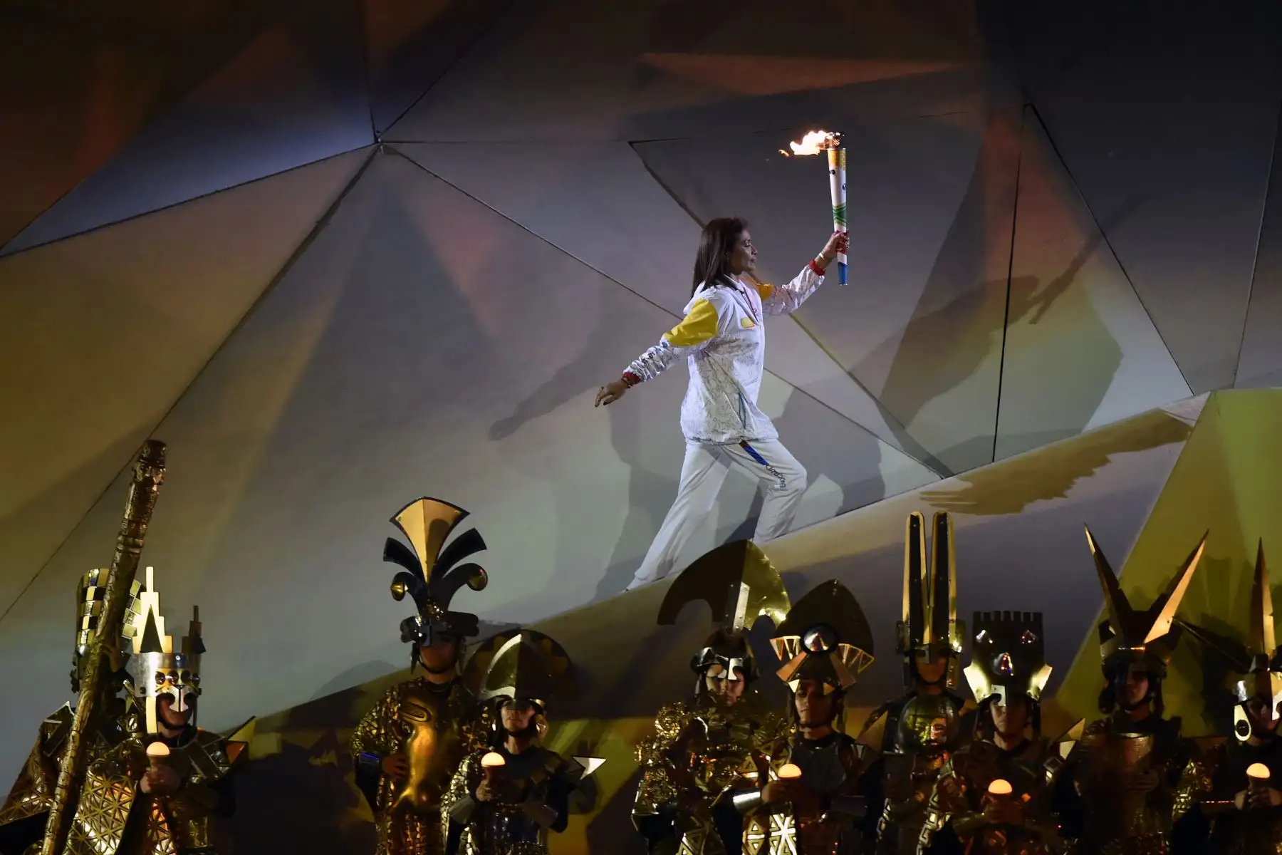 La exjugadora de voleibol peruana Cecilia Tait lleva la antorcha para encender la llama en la ceremonia de inauguración de los Juegos Panamericanos Lima 2019. Foto: AFP.