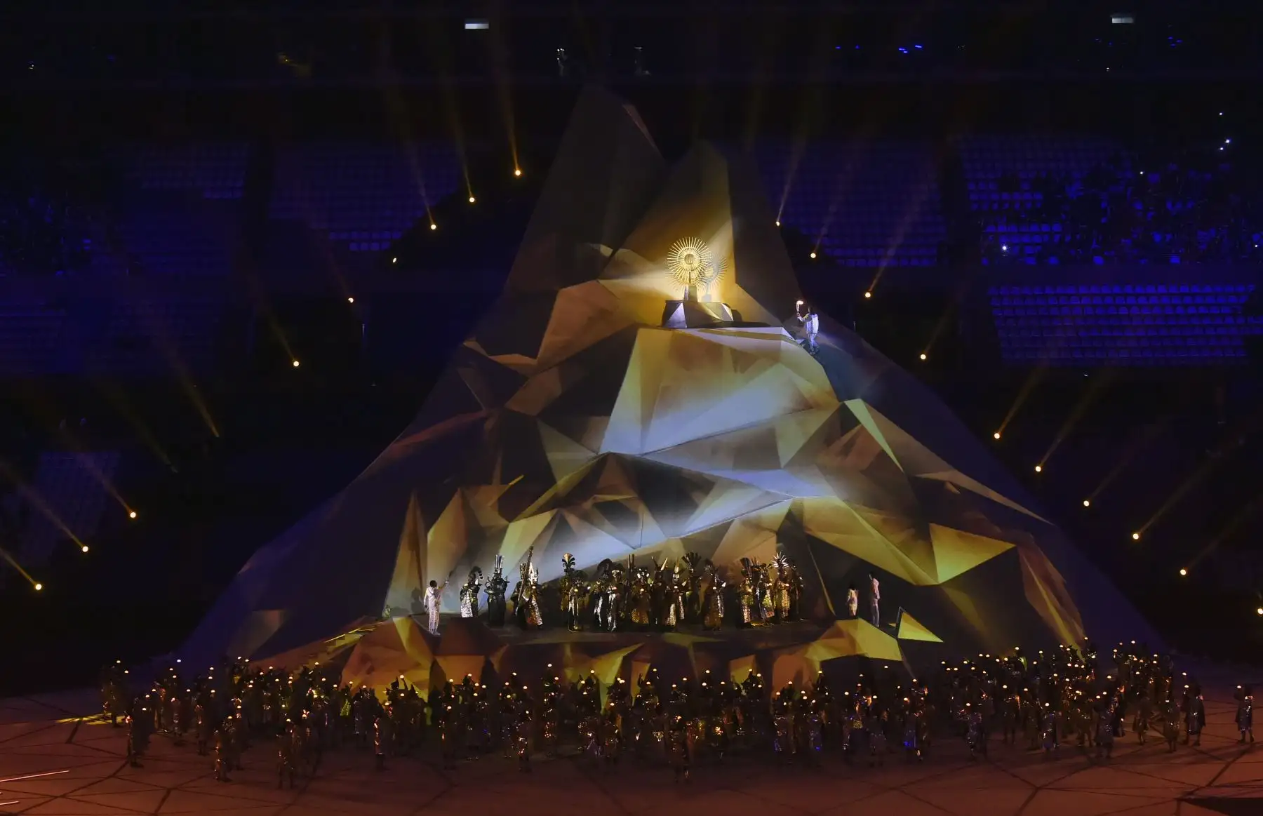 La exjugadora de voleibol peruana Cecilia Tait lleva la antorcha antes de encender la llama durante la ceremonia de inauguración de los Juegos Panamericanos de Lima 2019.
Foto: AFP.