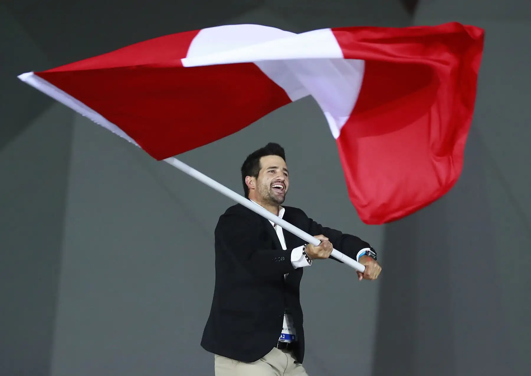 Stefano Peschiera de Perú, ondea la bandera peruana durante la ceremonia de apertura de los Juegos Panamericanos de Lima 2019.
Foto: Lima 2019
