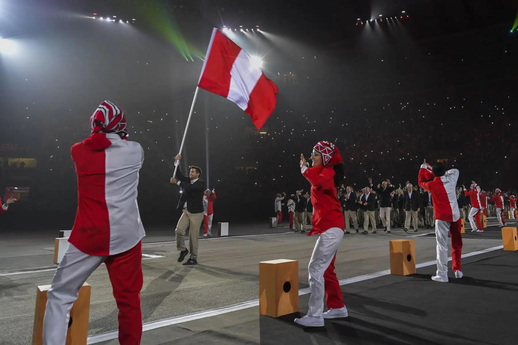 El portador de la bandera de Perú, el navegante competitivo Stefano Peschiera, encabeza su delegación durante el Desfile de las Naciones en la ceremonia de apertura de los Juegos Panamericanos de Lima 2019.
Foto: AFP