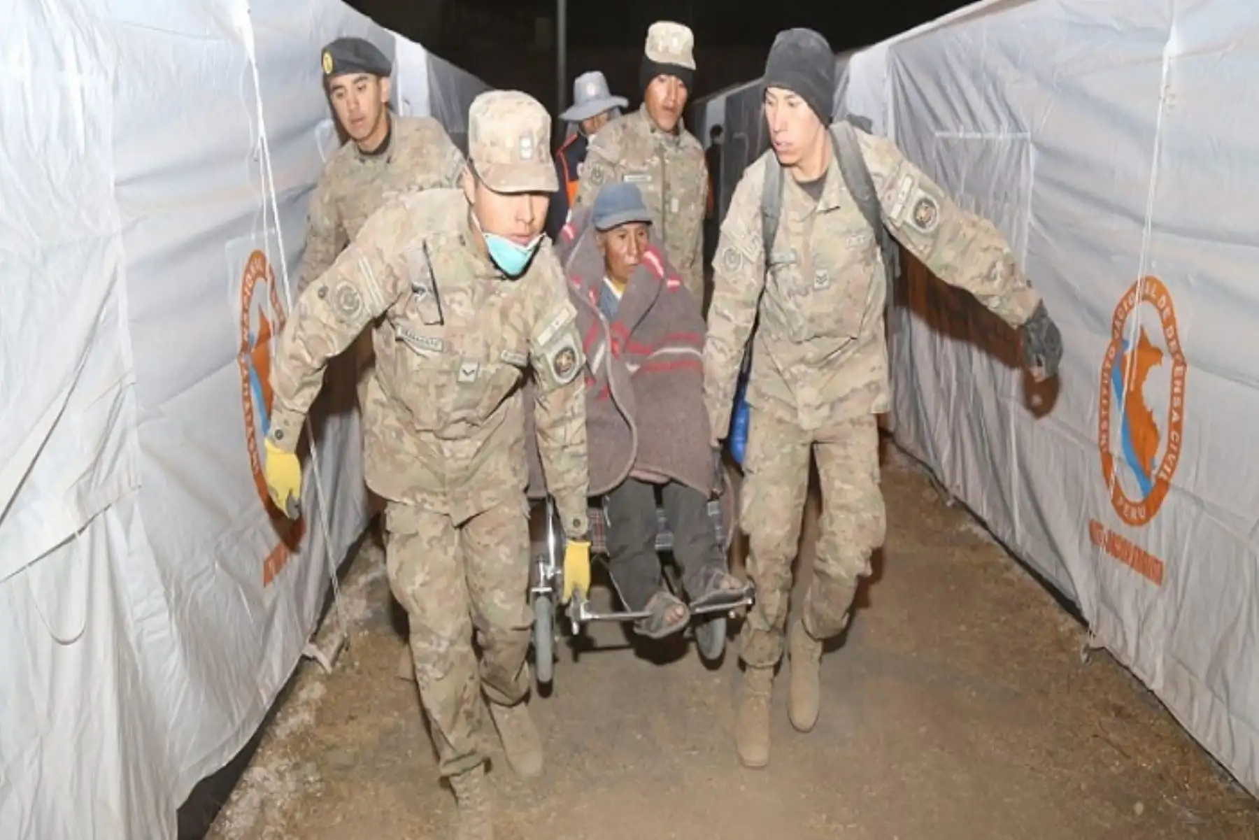 Miembros del Ejército del Perú apoyó a la población evacuada hacia el alberge ubicado en  Anascapa, en el distrito de Ubinas, provincia de General Sánchez Cerro, región Moquegua, ante proceso eruptivo del volcán Ubinas.