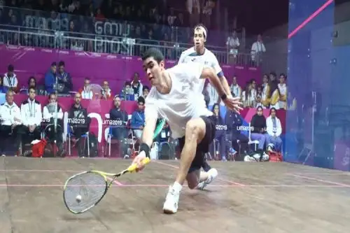 Diego Elías busca llegar a al final de squash.