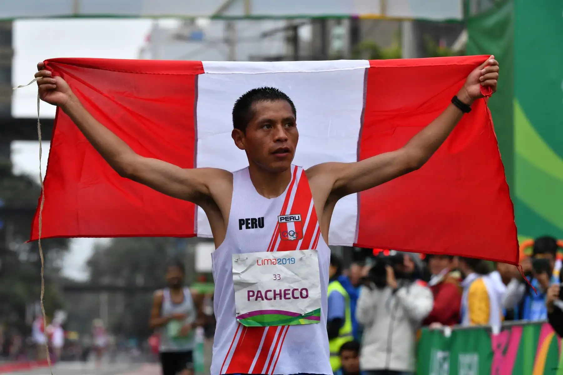 Christian Pacheco de Perú celebra después de ganar la medalla de oro en la Maratón masculina de los Juegos Panamericanos Lima 2019 en Lima, Perú, el 27 de julio de 2019. Los Juegos Panamericanos se extienden hasta el 11 de agosto.
 AFP