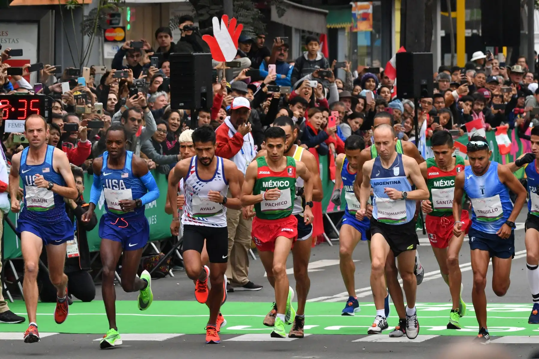 Los atletas compiten en la Maratón masculina durante los Juegos Panamericanos Lima 2019 en Lima, Perú, el 27 de julio de 2019. Los Juegos Panamericanos se extienden hasta el 11 de agosto.
 AFP